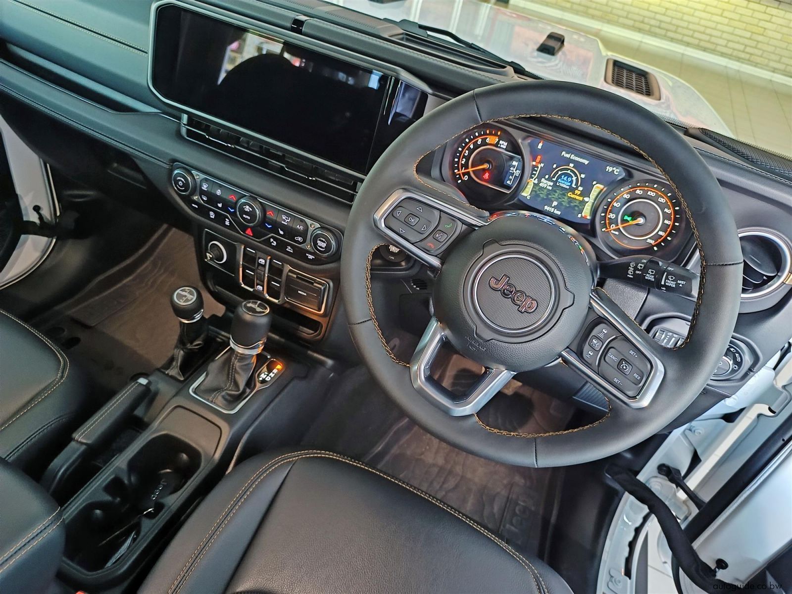 2025 Jeep Wrangler Sahara 4x4 2.0L photo