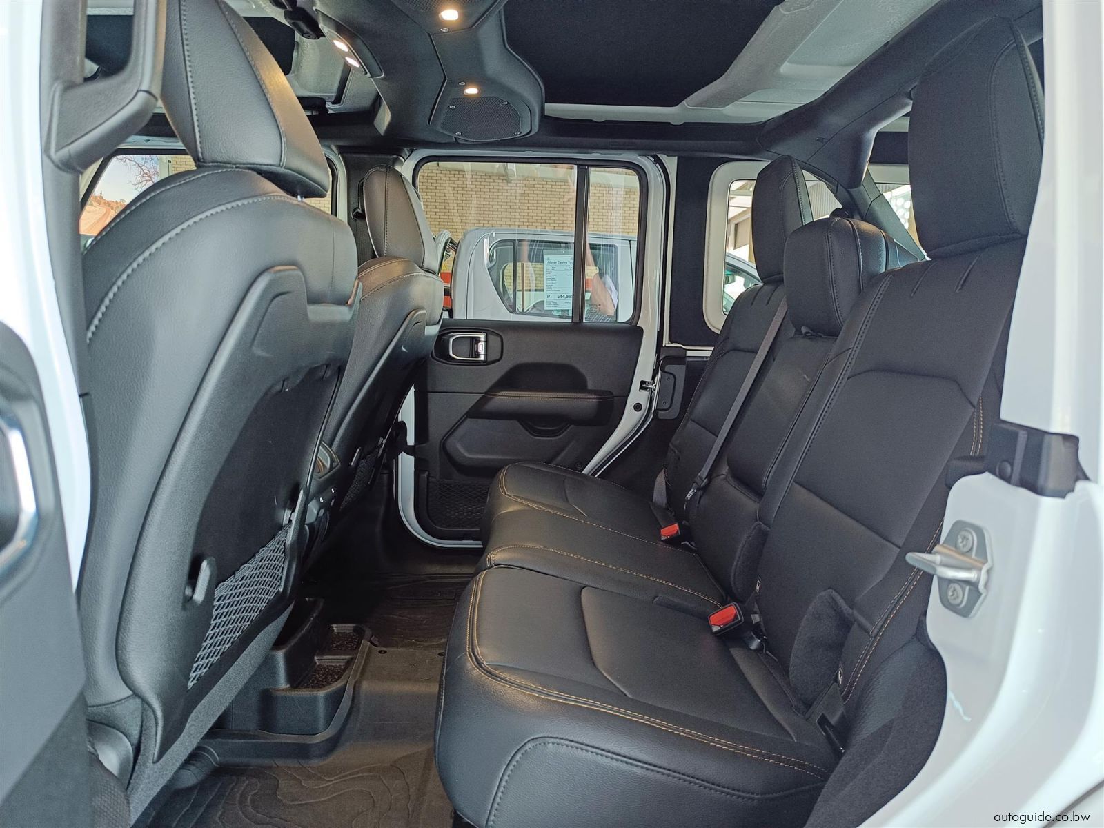 2025 Jeep Wrangler Sahara 4x4 2.0L photo