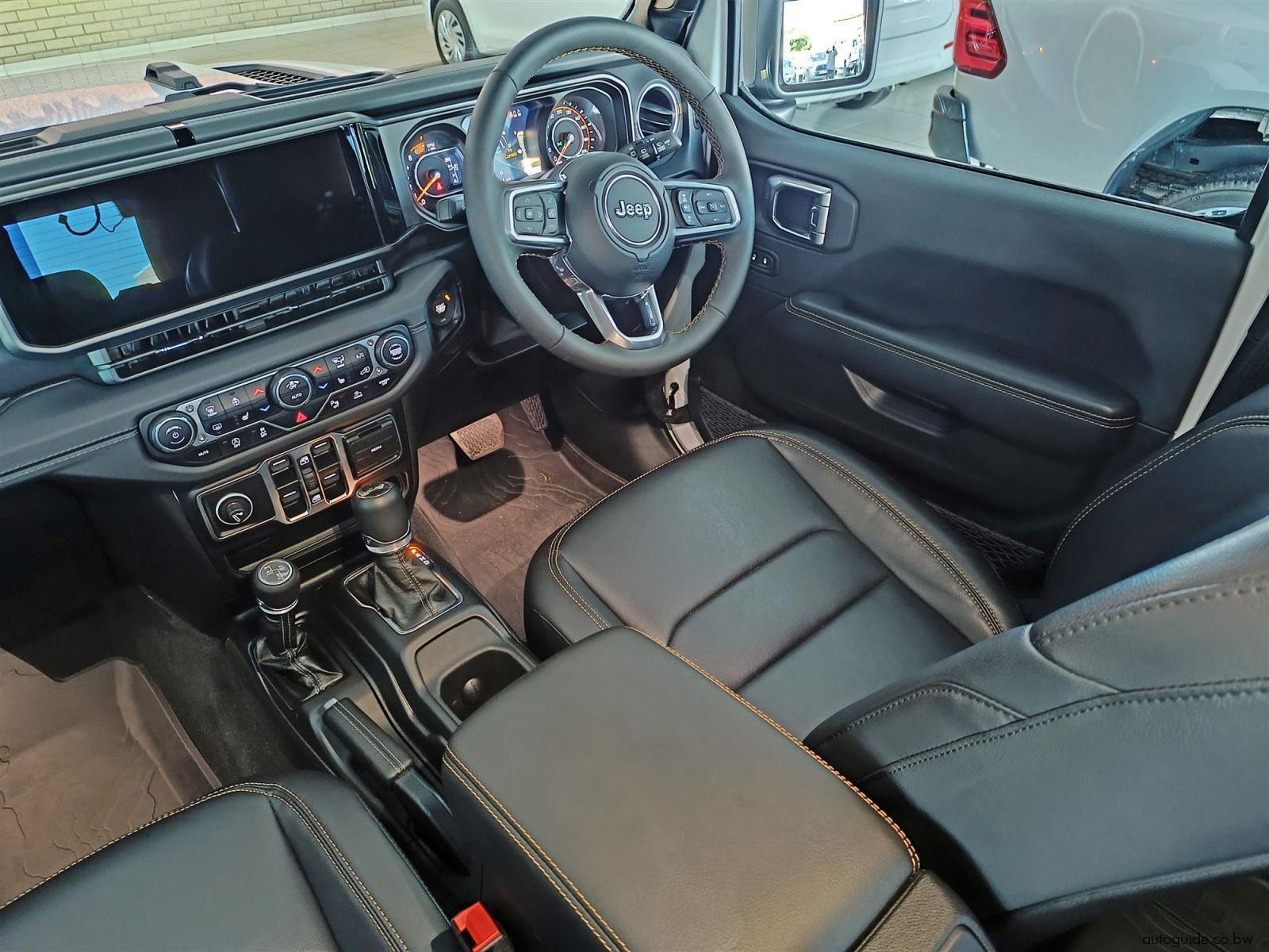 2025 Jeep Wrangler Sahara 4x4 2.0L photo