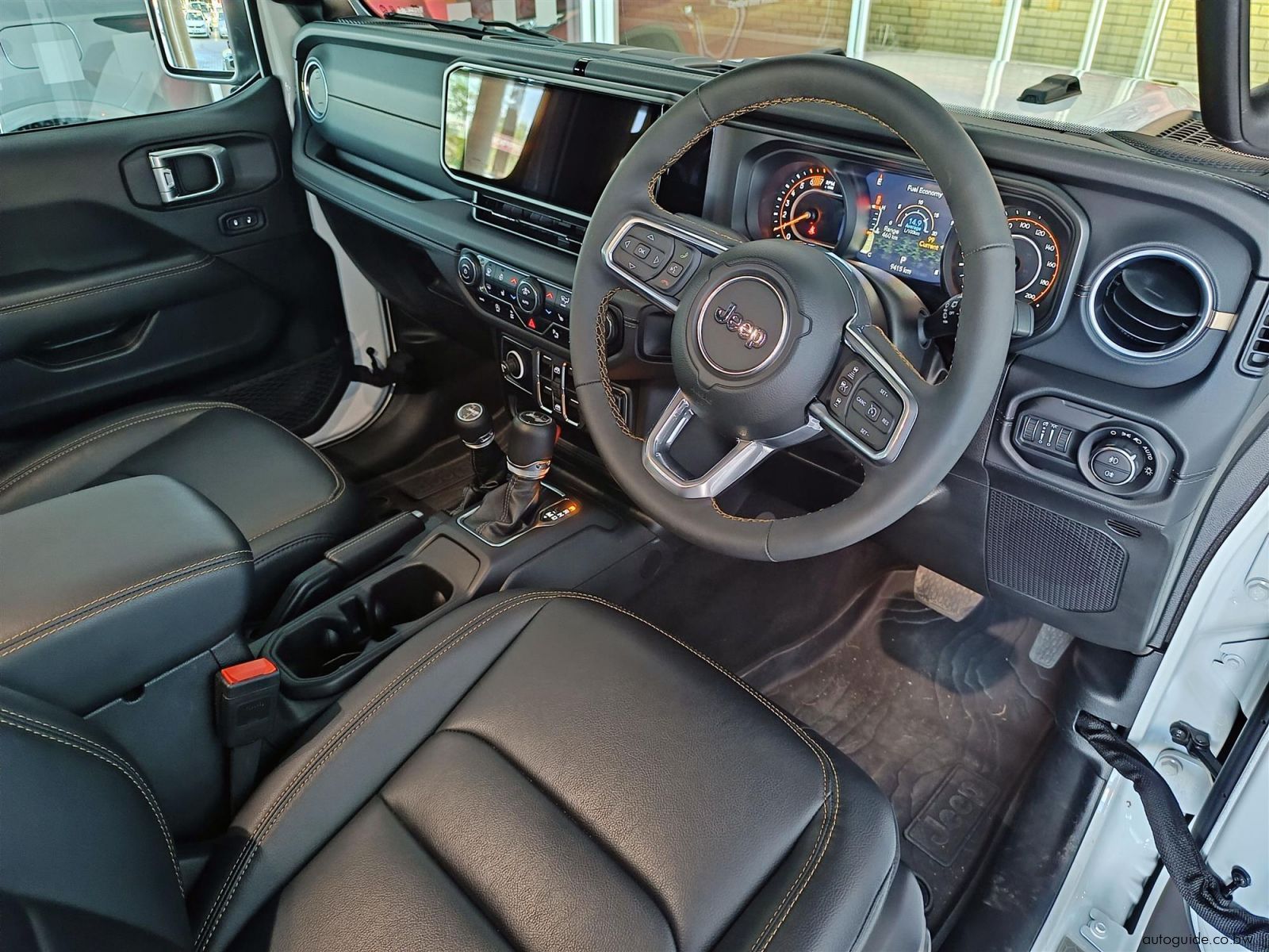 2025 Jeep Wrangler Sahara 4x4 2.0L photo