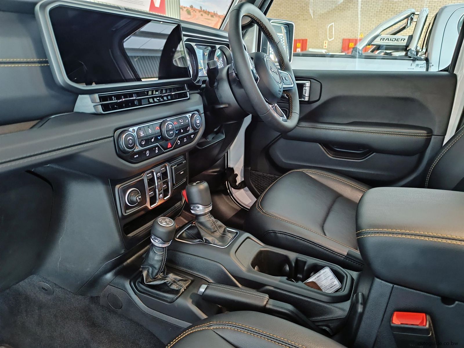 2025 Jeep Wrangler Sahara 4x4 2.0L photo