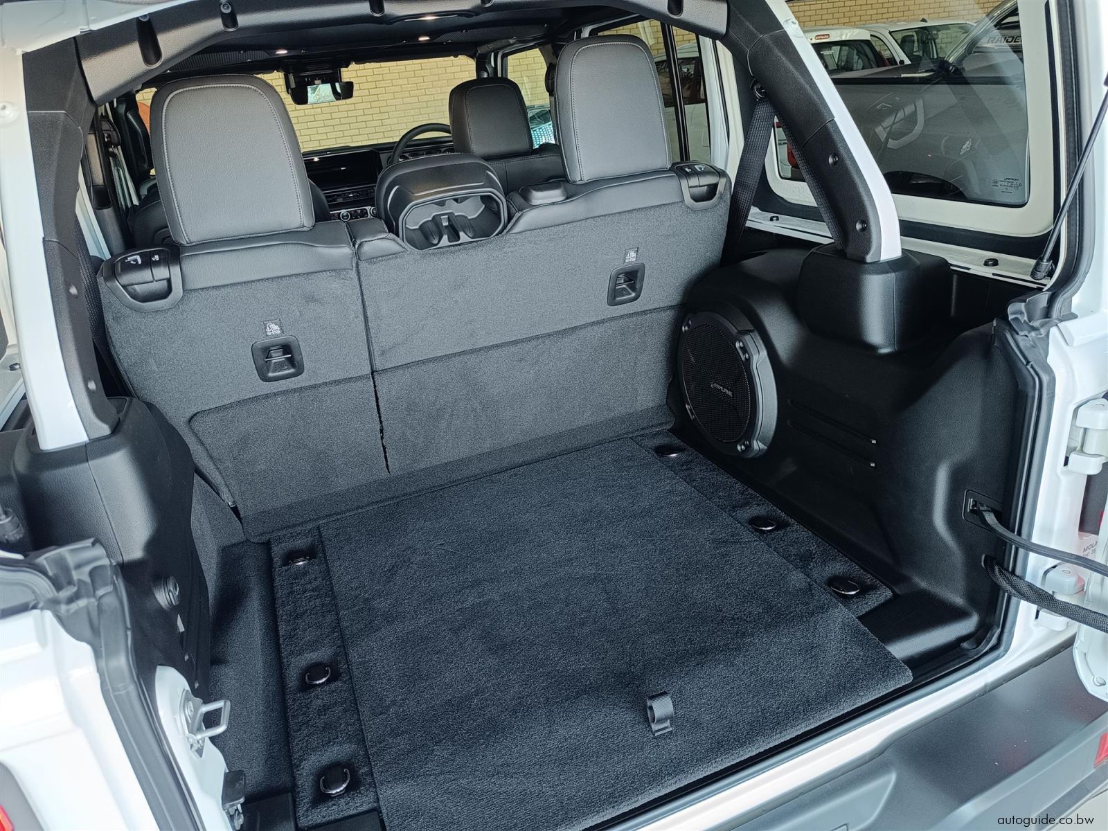 2025 Jeep Wrangler Sahara 4x4 2.0L photo