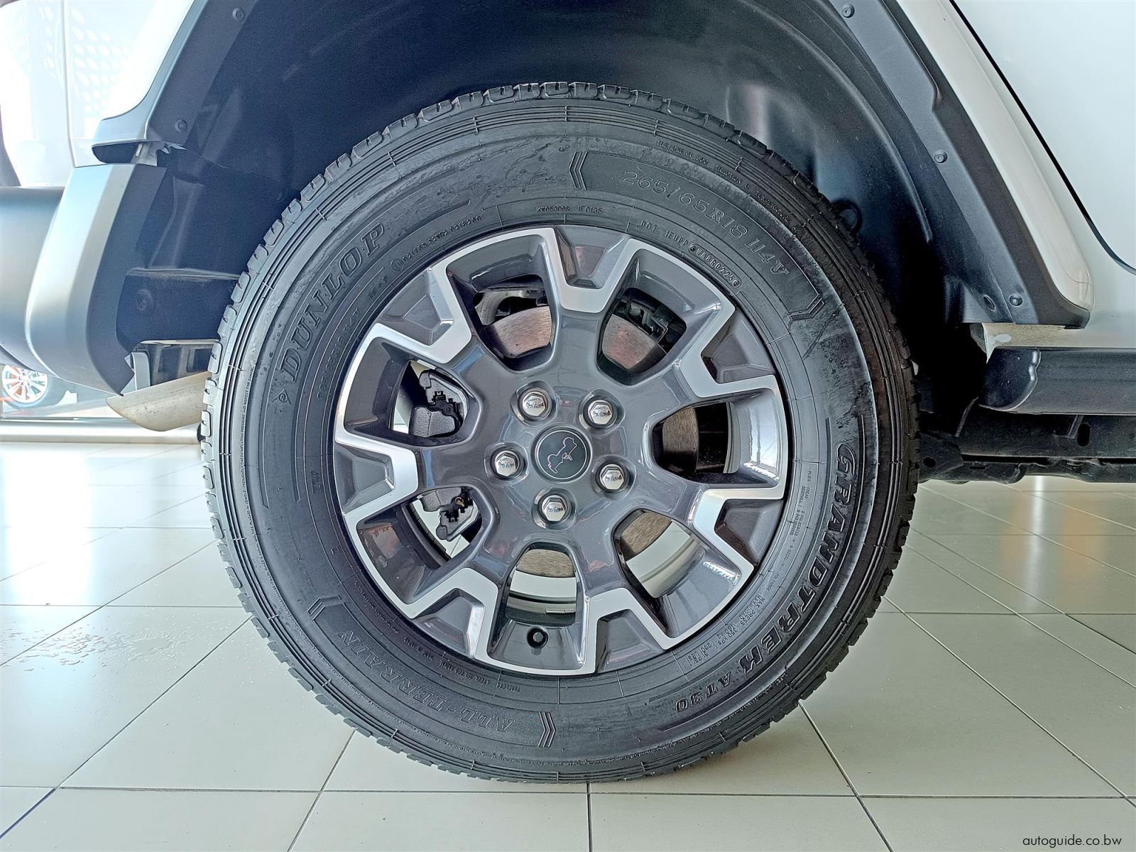 2025 Jeep Wrangler Sahara 4x4 2.0L photo