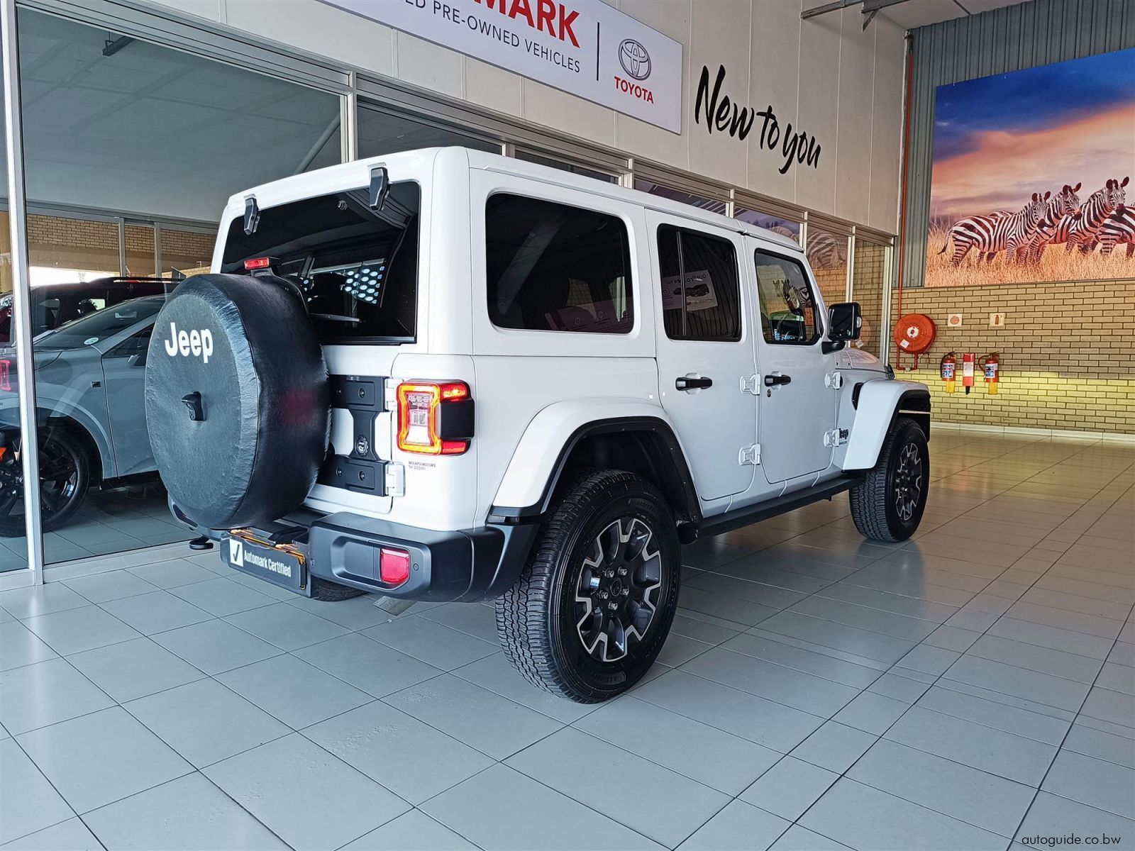 2025 Jeep Wrangler Sahara 4x4 2.0L photo