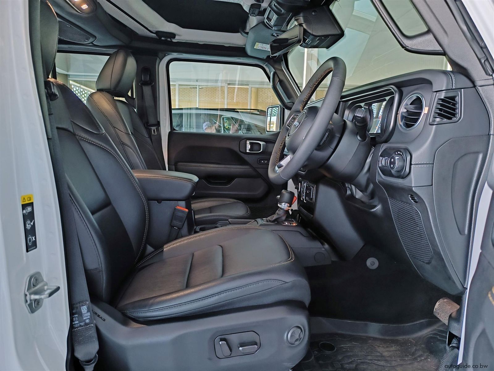 2025 Jeep Wrangler Sahara 4x4 2.0L photo
