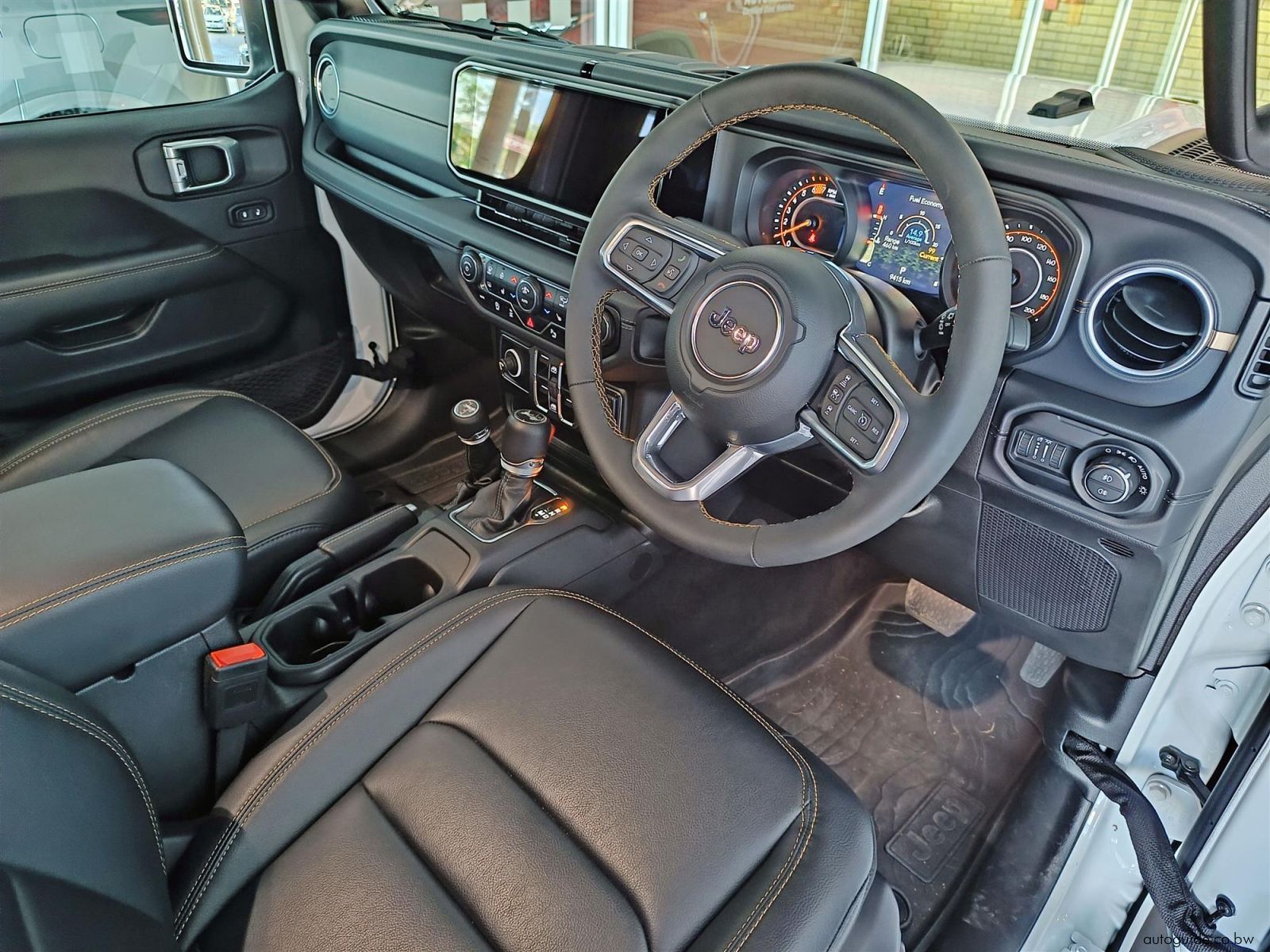 2025 Jeep Wrangler Sahara 4x4 2.0L photo