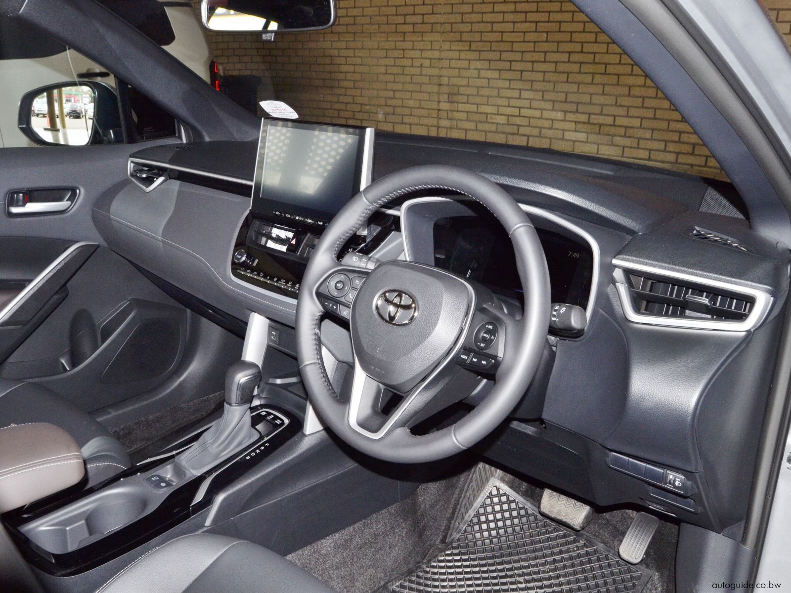 2025 Toyota Corolla Cross XS HEV photo