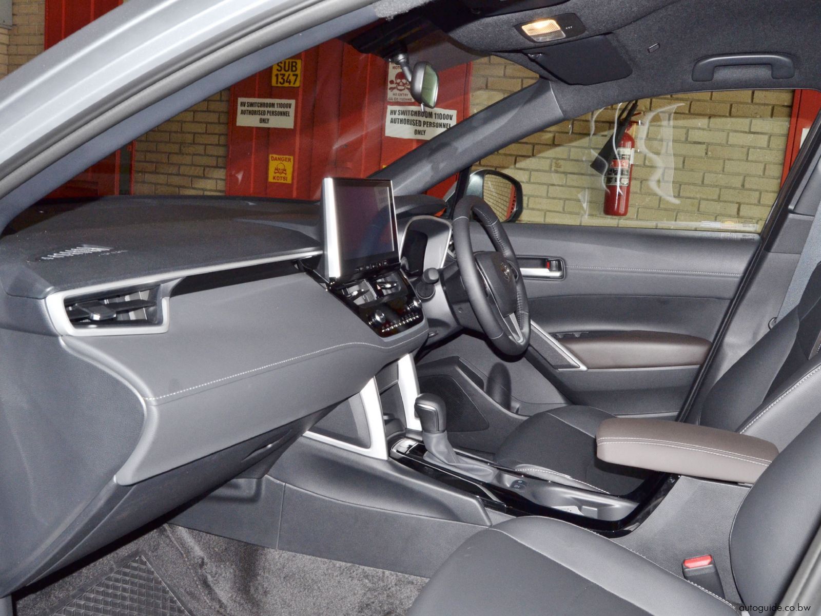 2025 Toyota Corolla Cross XS HEV photo