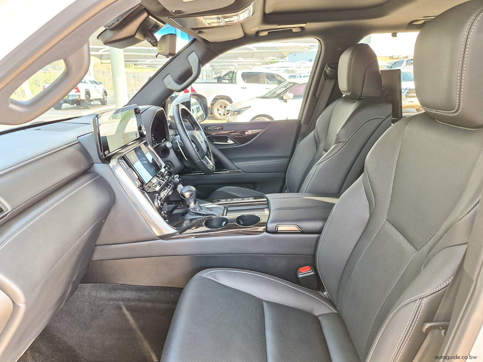 2024 Lexus LX500D Urban photo