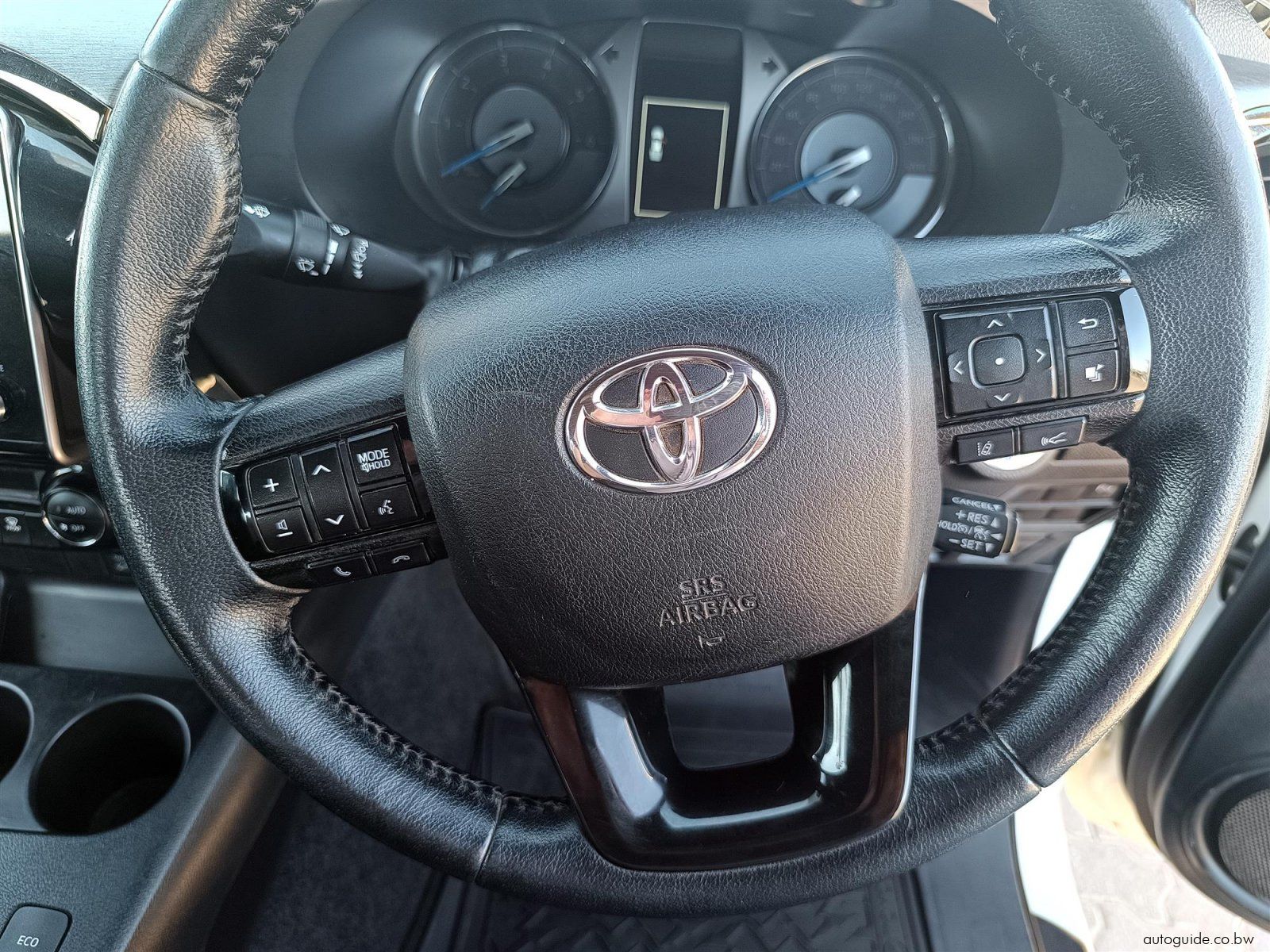2022 Toyota Hilux Legend 2.8 GD-6 4x4 photo