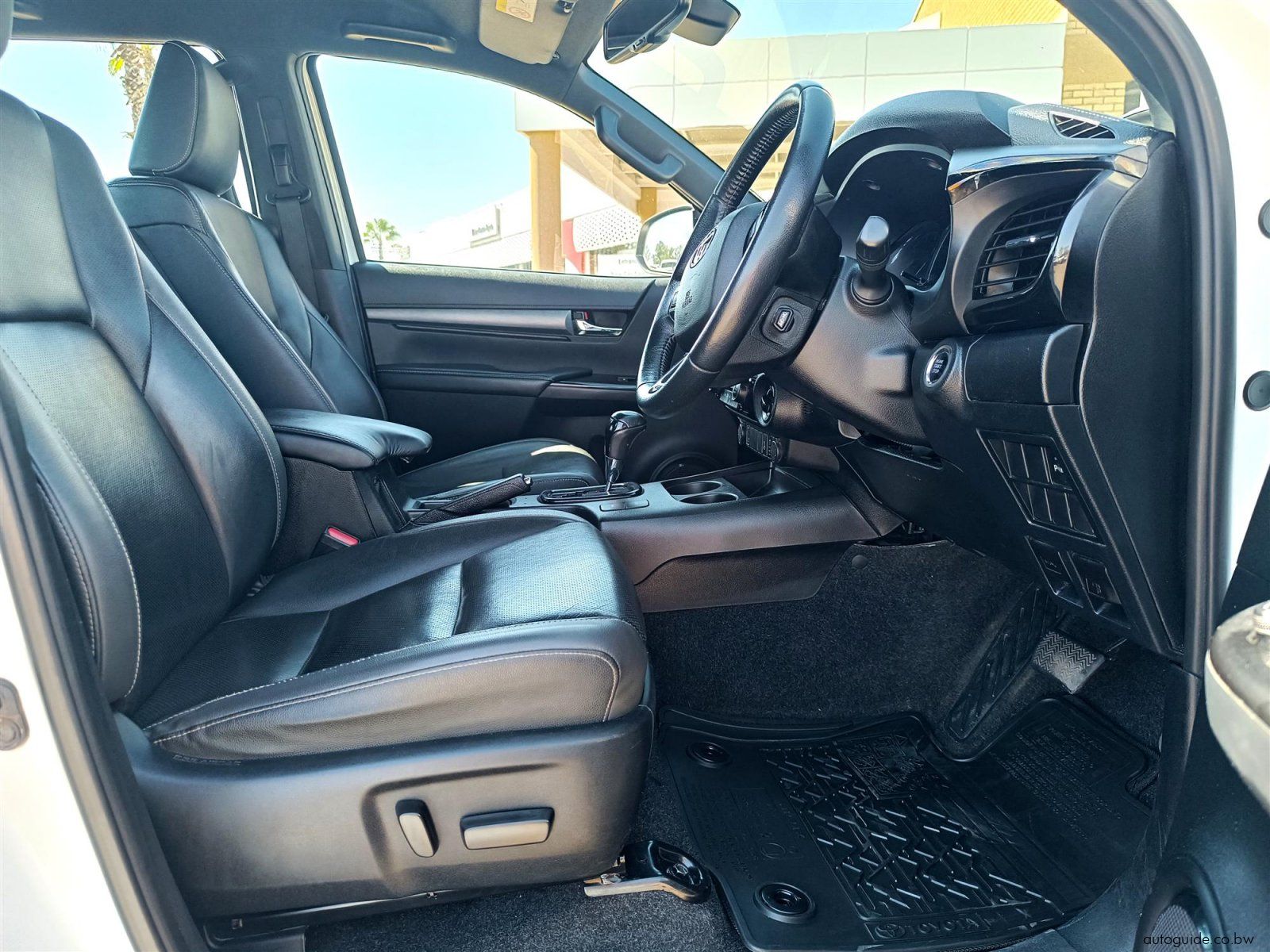 2022 Toyota Hilux Legend 2.8 GD-6 4x4 photo