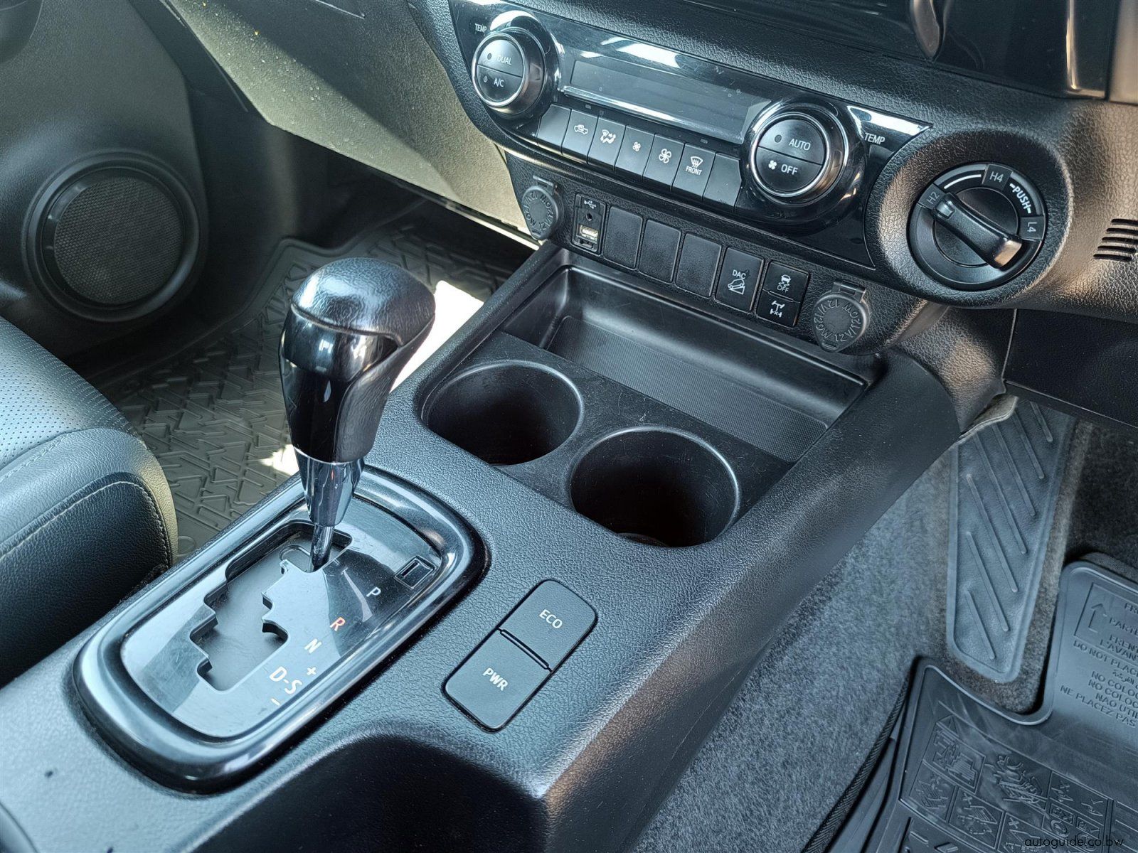 2022 Toyota Hilux Legend 2.8 GD-6 4x4 photo