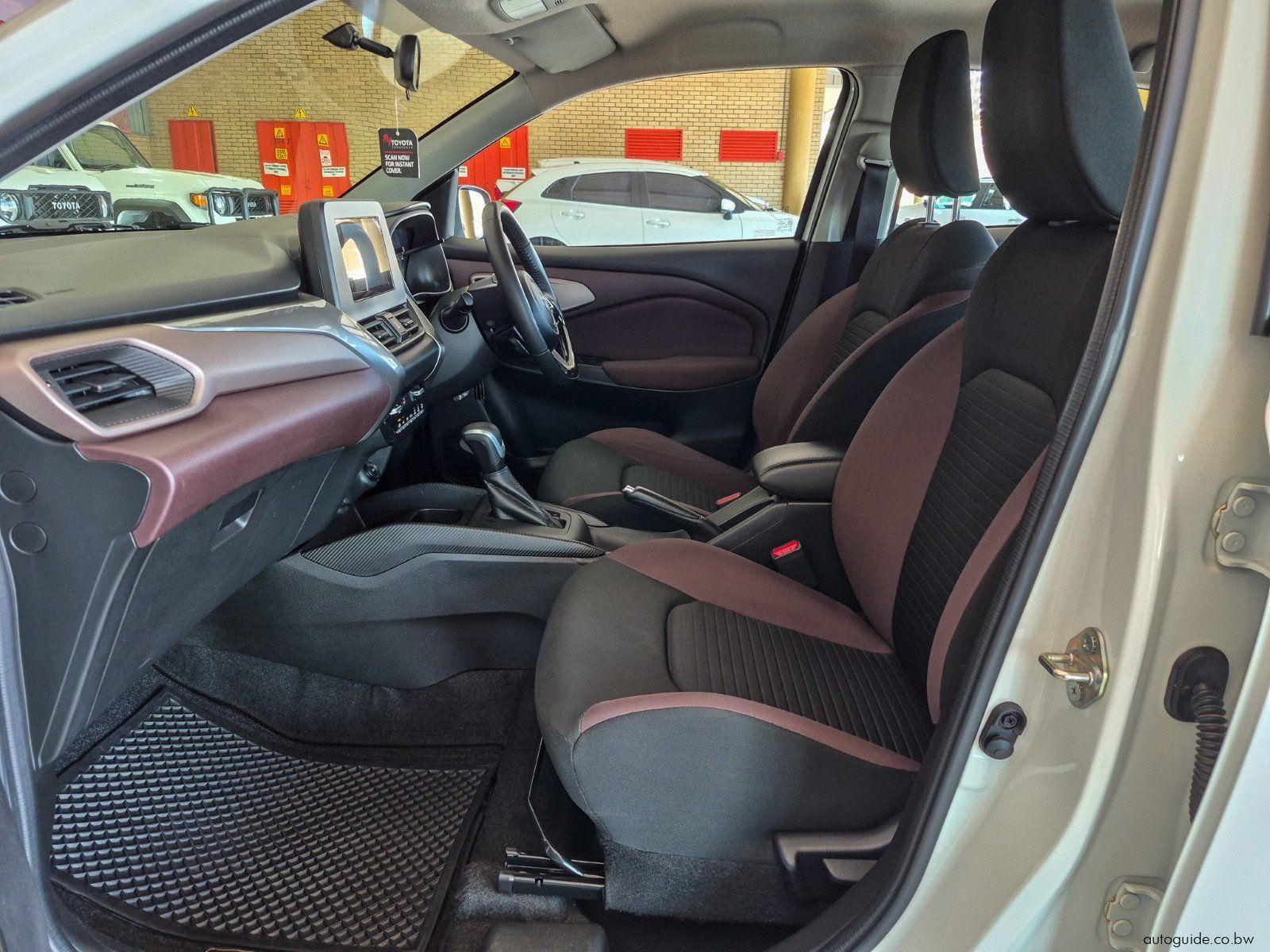 2025 Toyota Starlet Cross XS photo