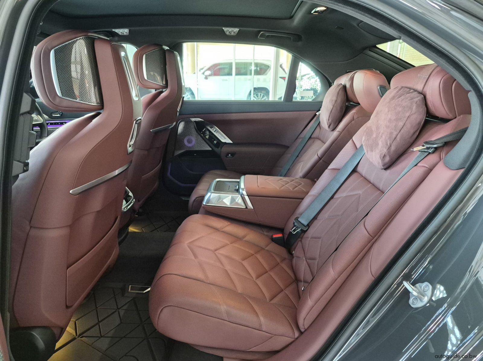 2025 BMW M760e X-Drive pictures
