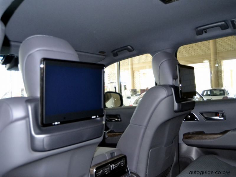 2023 Toyota Land Cruiser 300 Series 3.3TD V6 ZX pictures