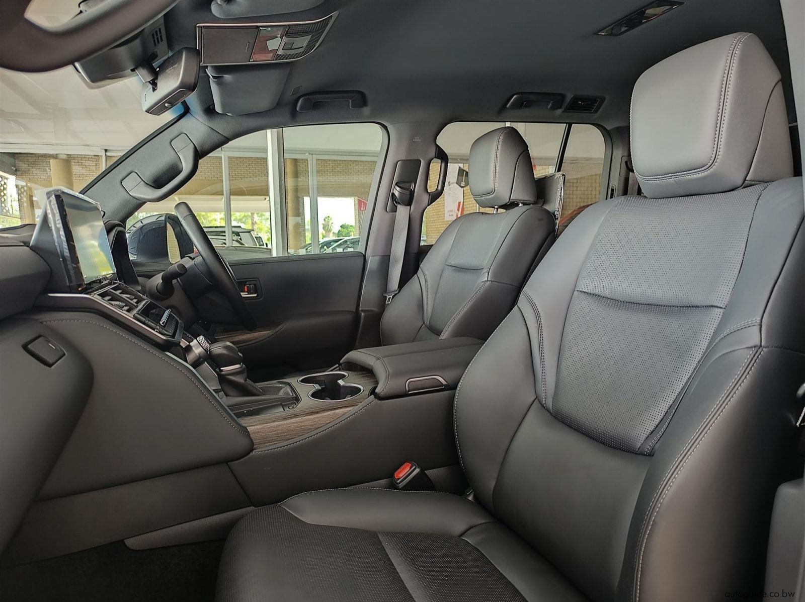 2025 Toyota Land Cruiser 300 ZX 3.3TD pictures