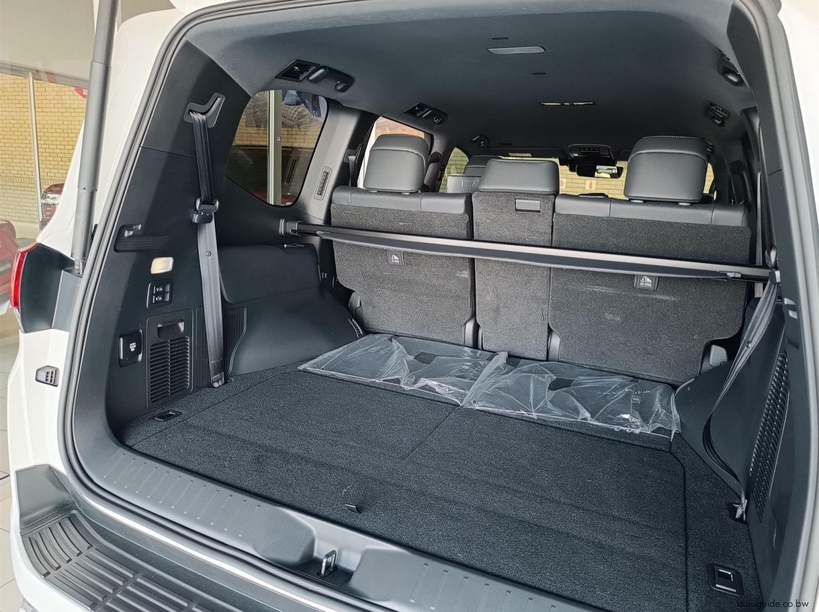 2025 Toyota Land Cruiser 300 ZX 3.3TD pictures