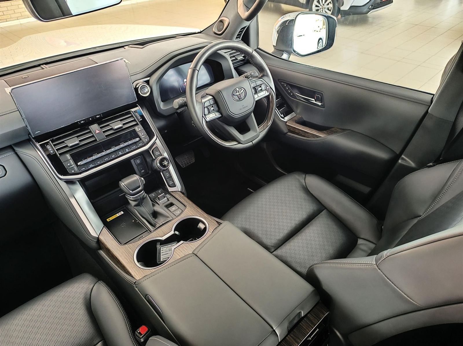 2025 Toyota Land Cruiser 300 ZX 3.3TD pictures