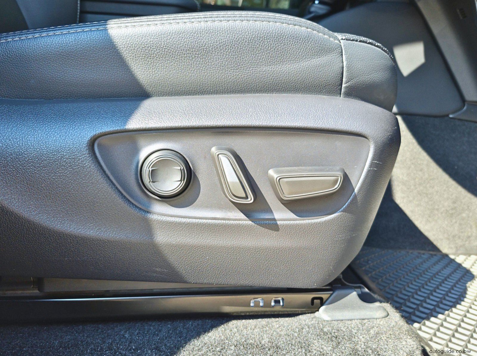 2025 Toyota Prado TX pictures