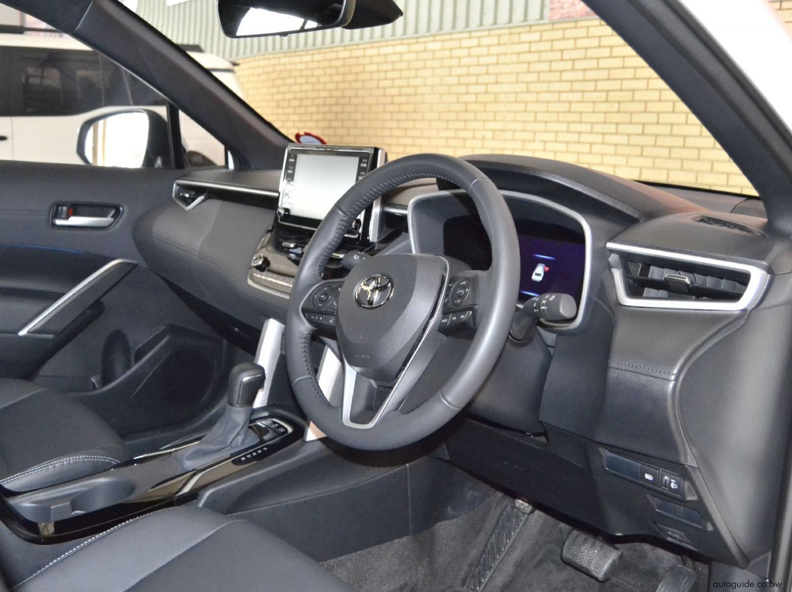 2025 Toyota Corolla Cross XR HEV pictures