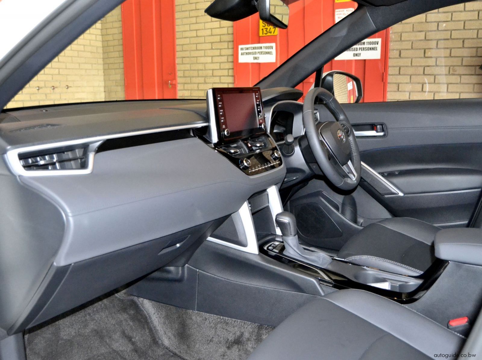 2025 Toyota Corolla Cross XR HEV pictures