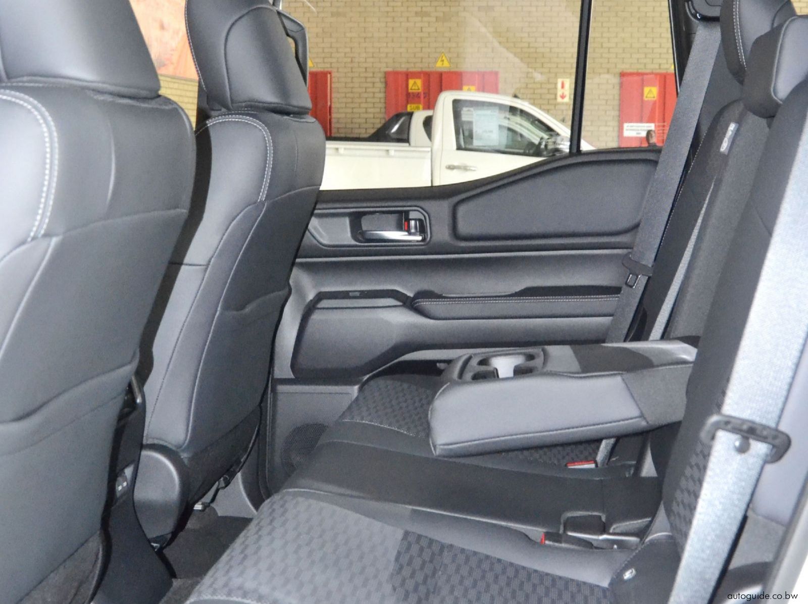 2025 Toyota Prado 2.8GD TX pictures