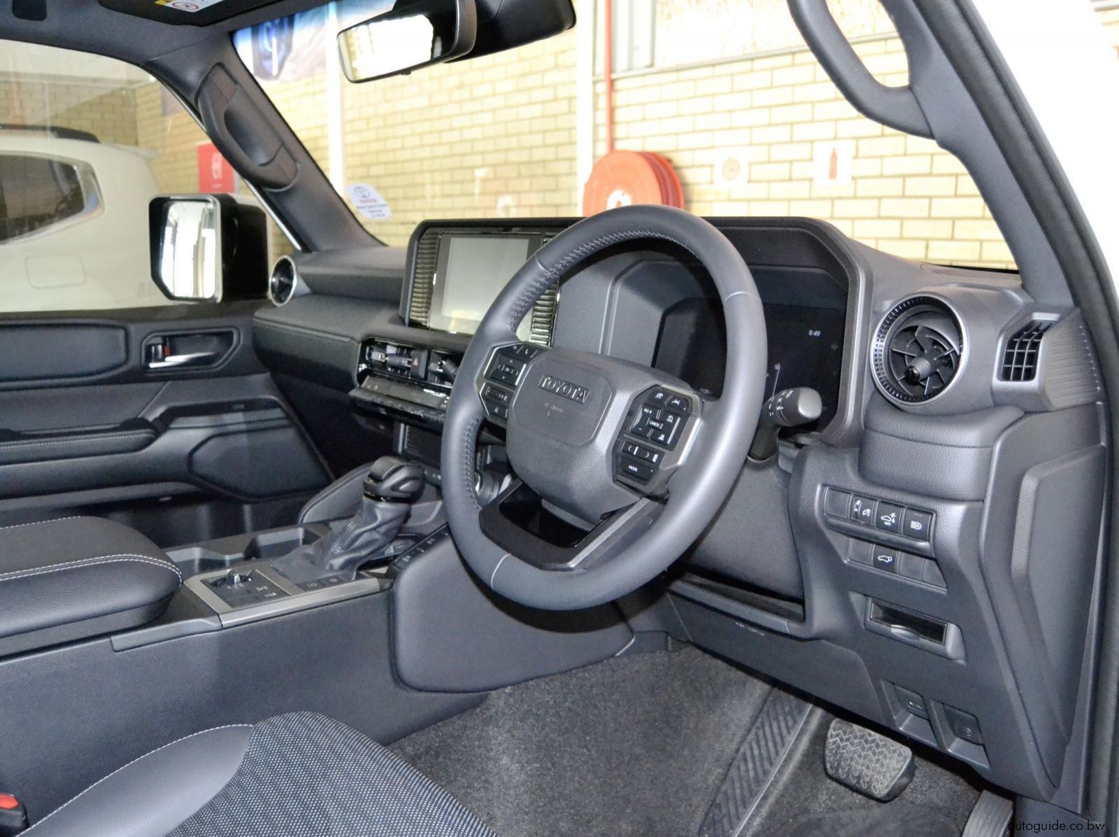 2025 Toyota Prado 2.8GD TX pictures