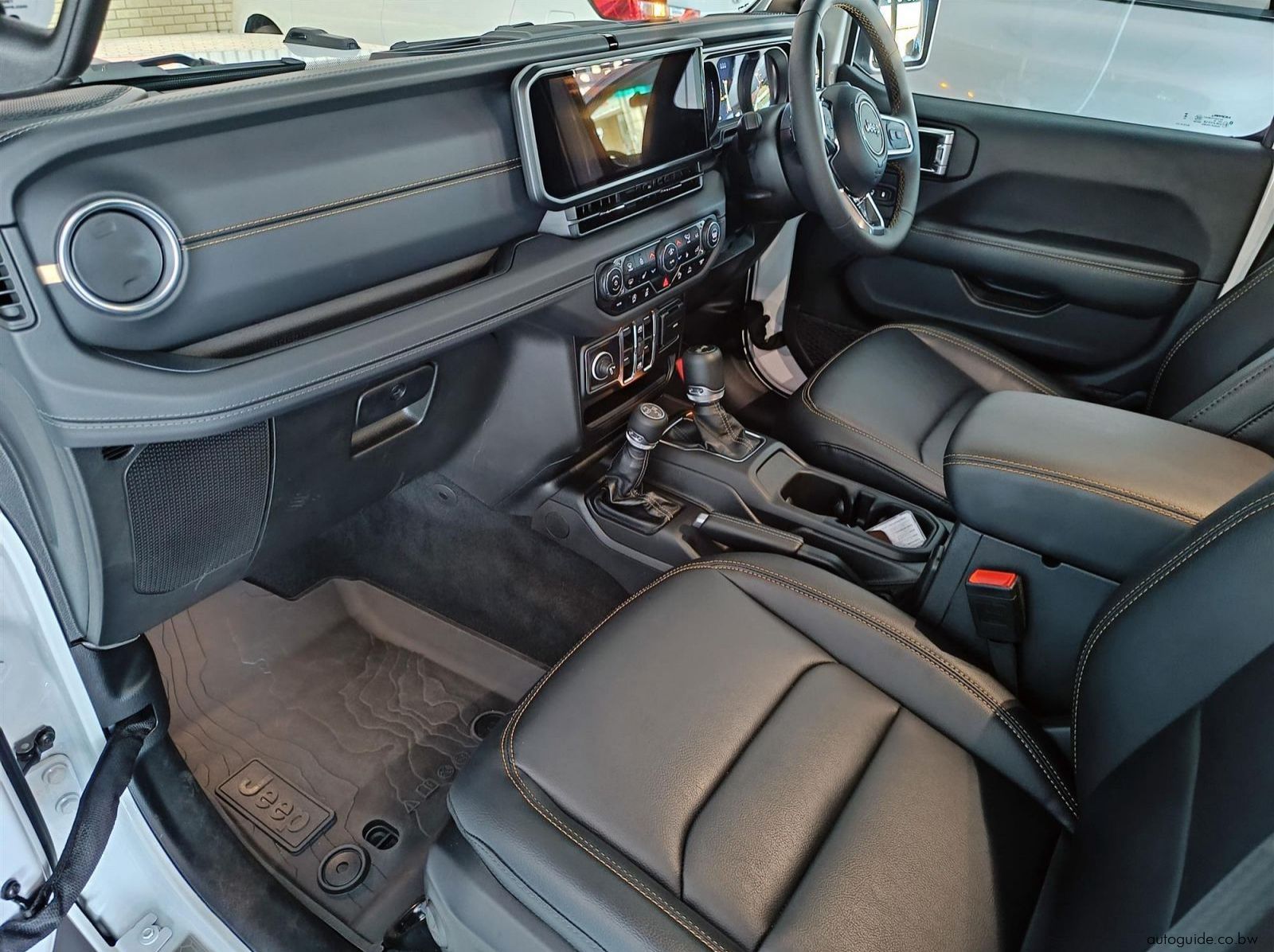 2025 Jeep Wrangler Sahara 4x4 2.0L pictures
