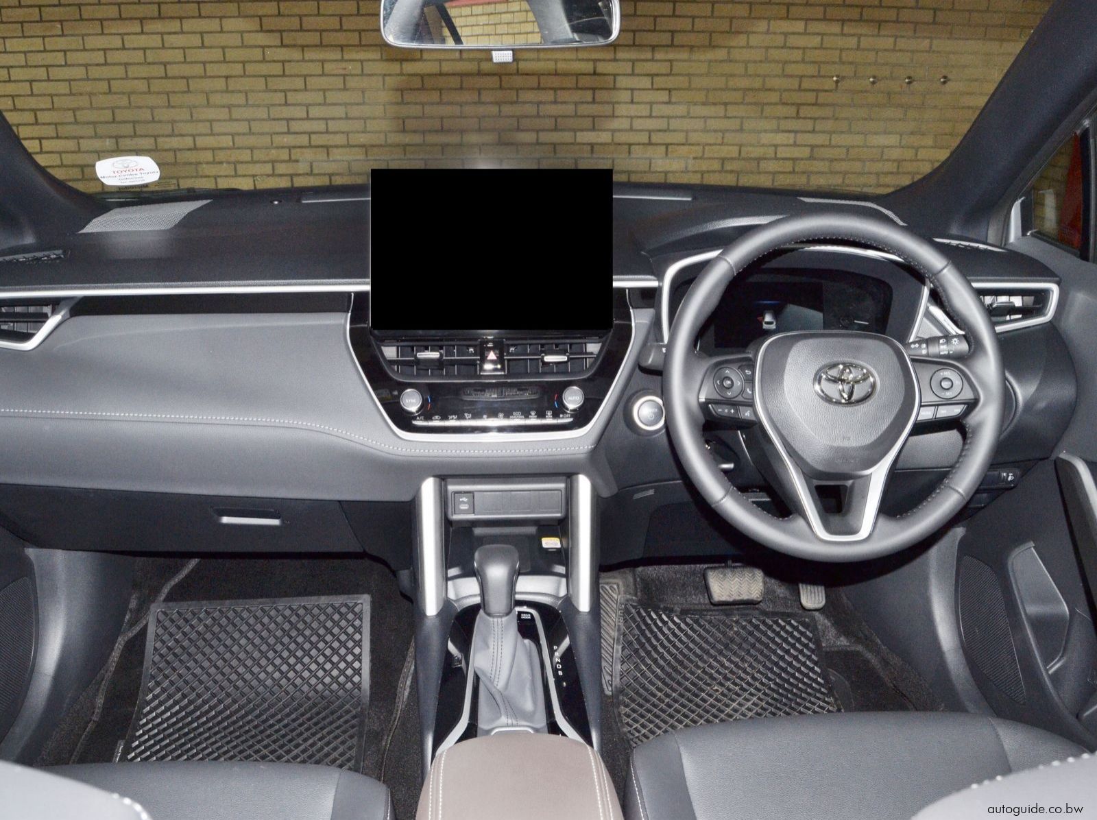 2025 Toyota Corolla Cross XS HEV pictures