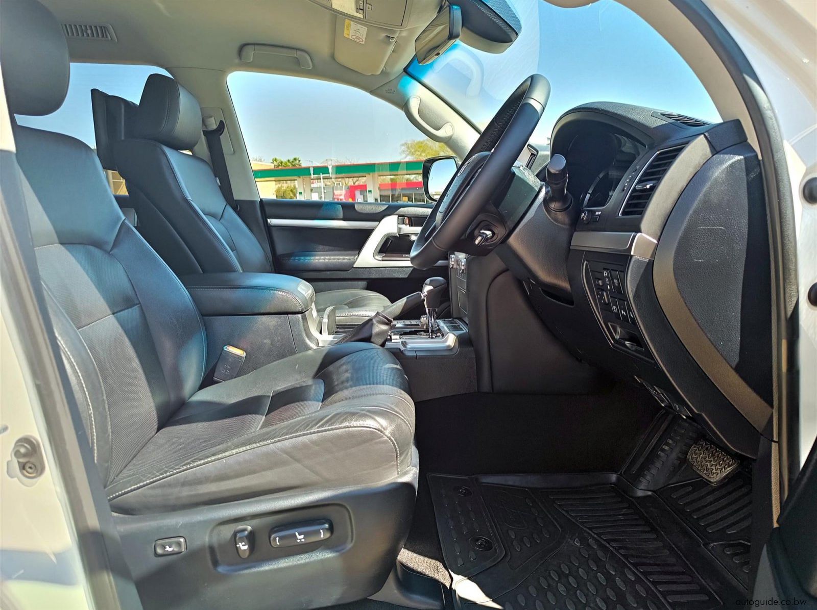 2020 Toyota Land Cruiser 200 4.5TD VX-R V8 pictures