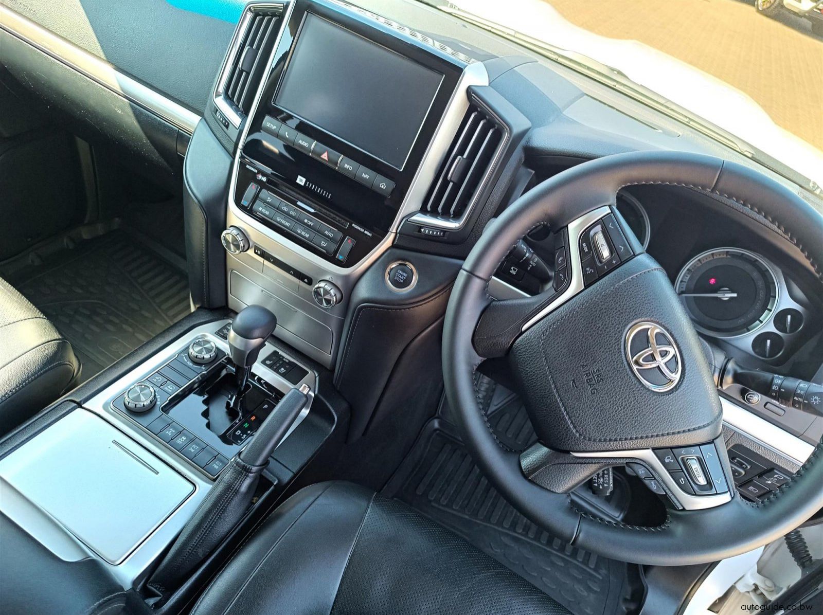 2020 Toyota Land Cruiser 200 4.5TD VX-R V8 pictures