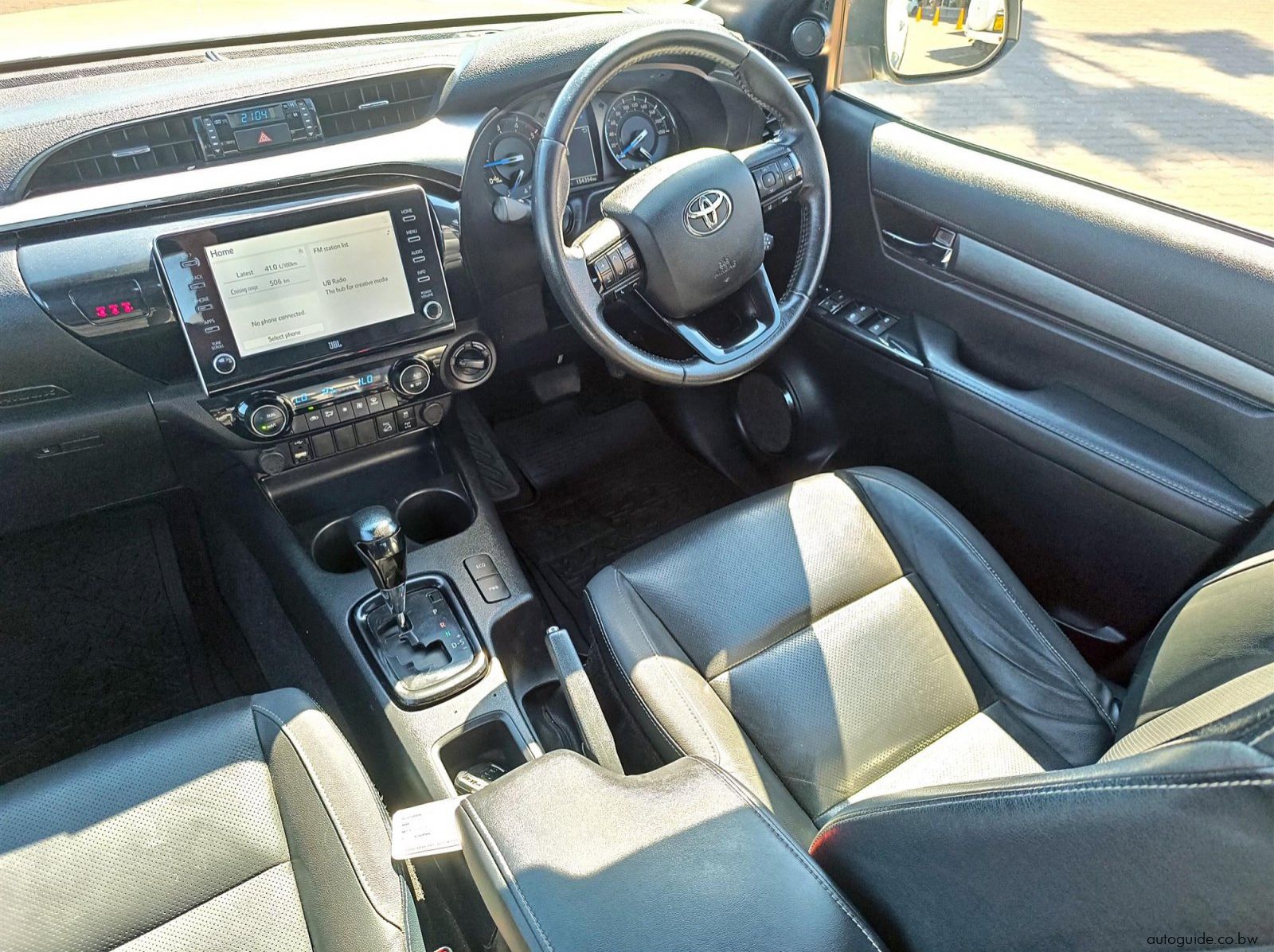 2022 Toyota Hilux Legend 2.8 GD-6 4x4 pictures
