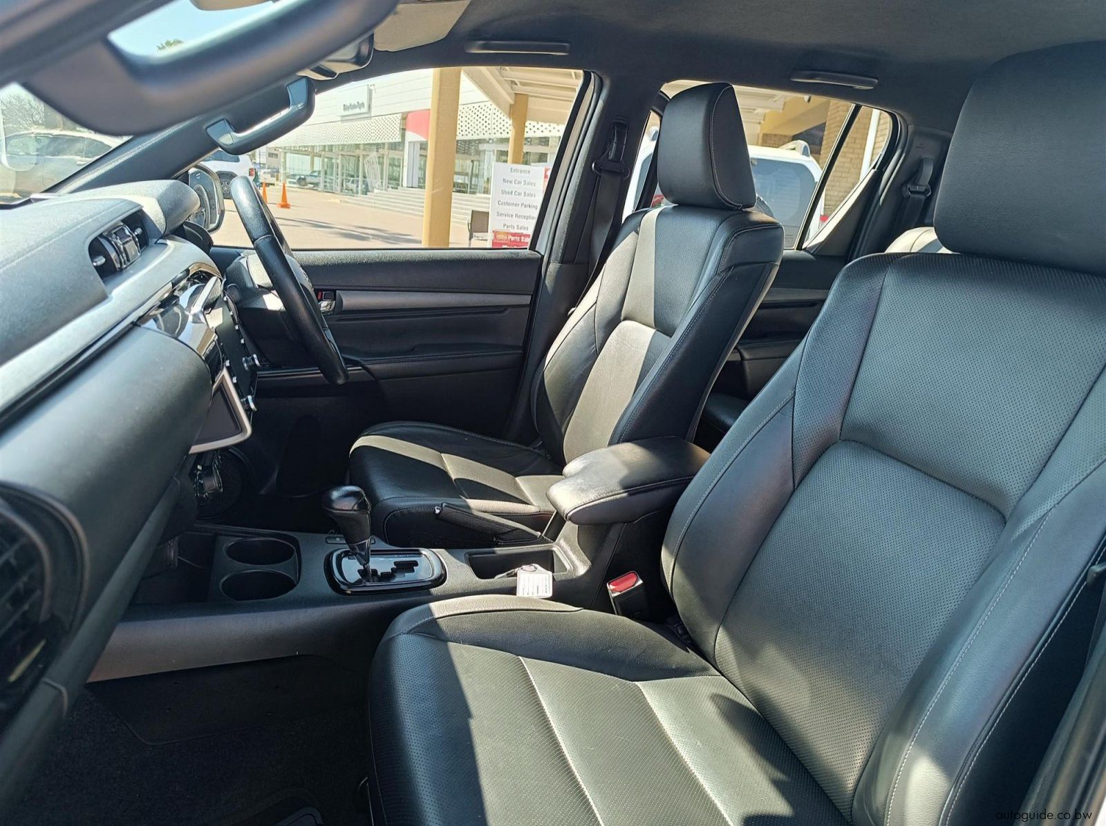 2022 Toyota Hilux Legend 2.8 GD-6 4x4 pictures