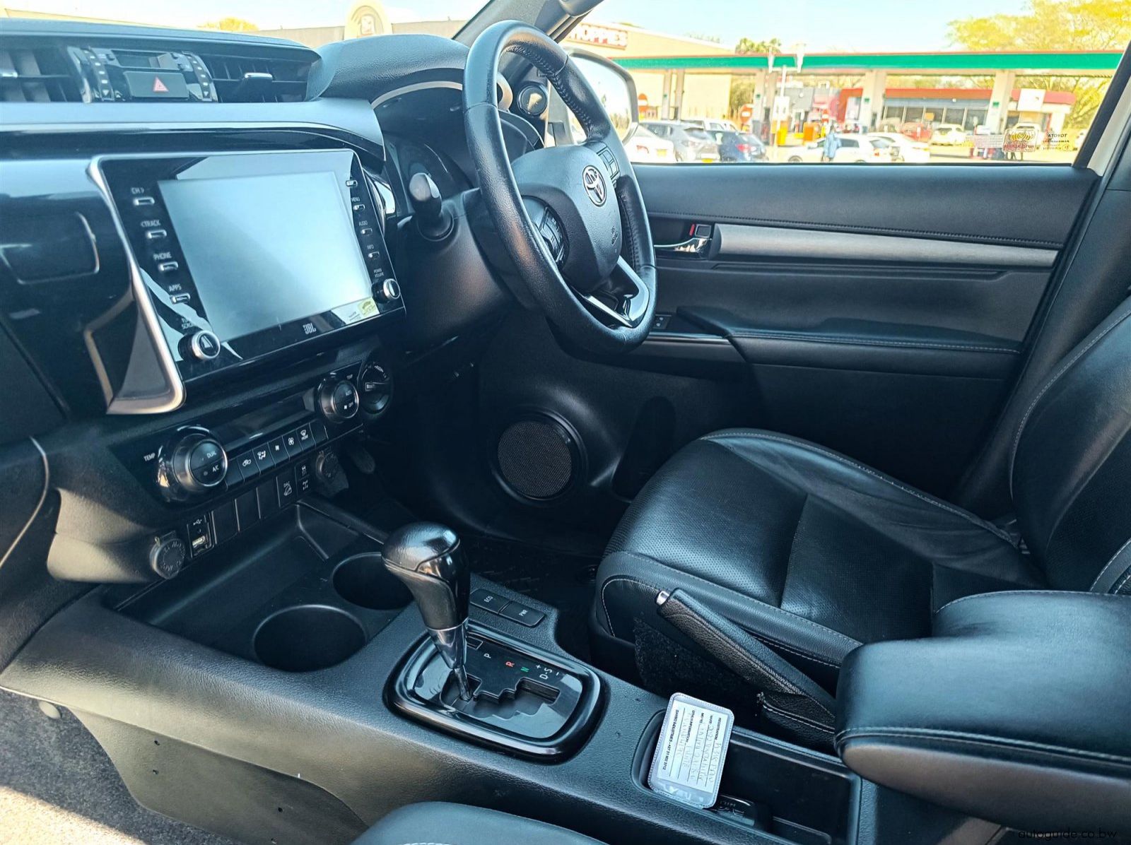 2022 Toyota Hilux Legend 2.8 GD-6 4x4 pictures