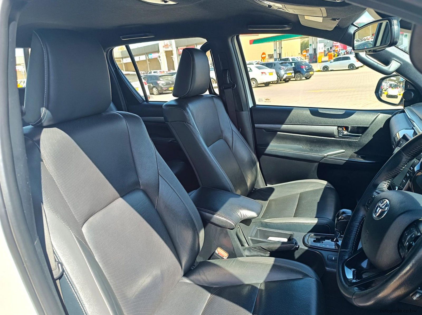 2022 Toyota Hilux Legend 2.8 GD-6 4x4 pictures