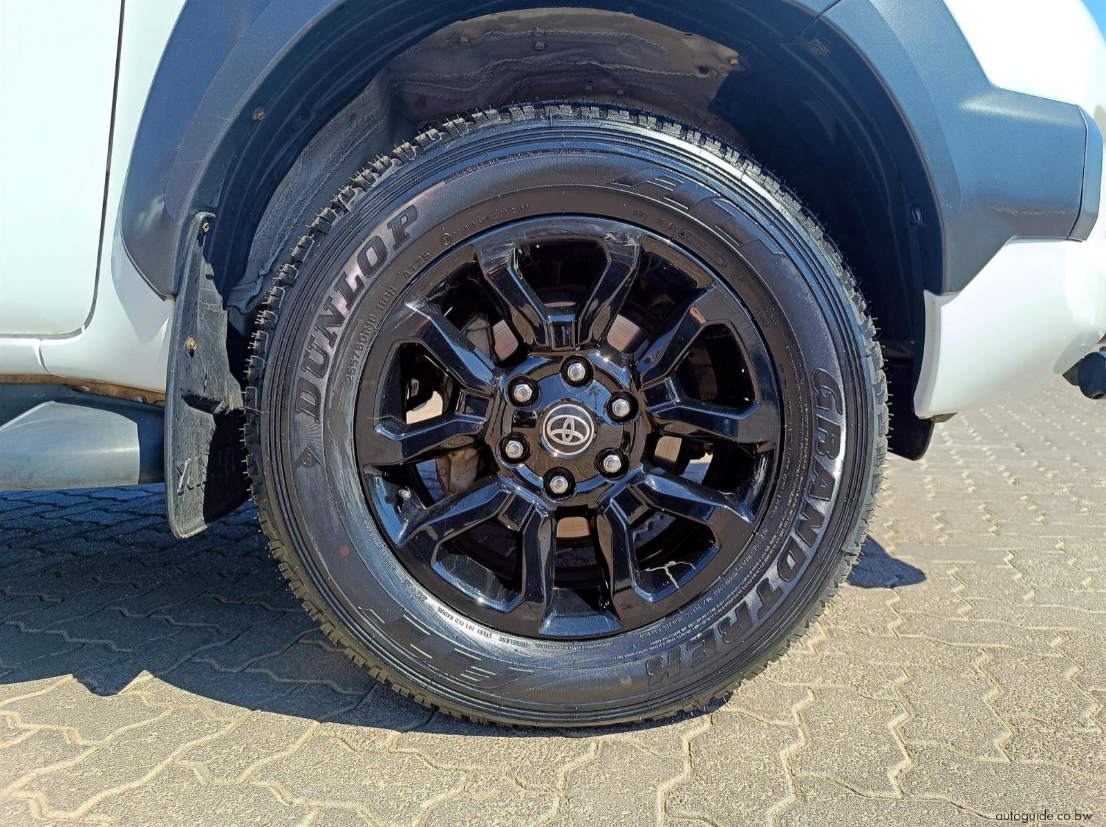 2022 Toyota Hilux Legend 2.8 GD-6 4x4 pictures