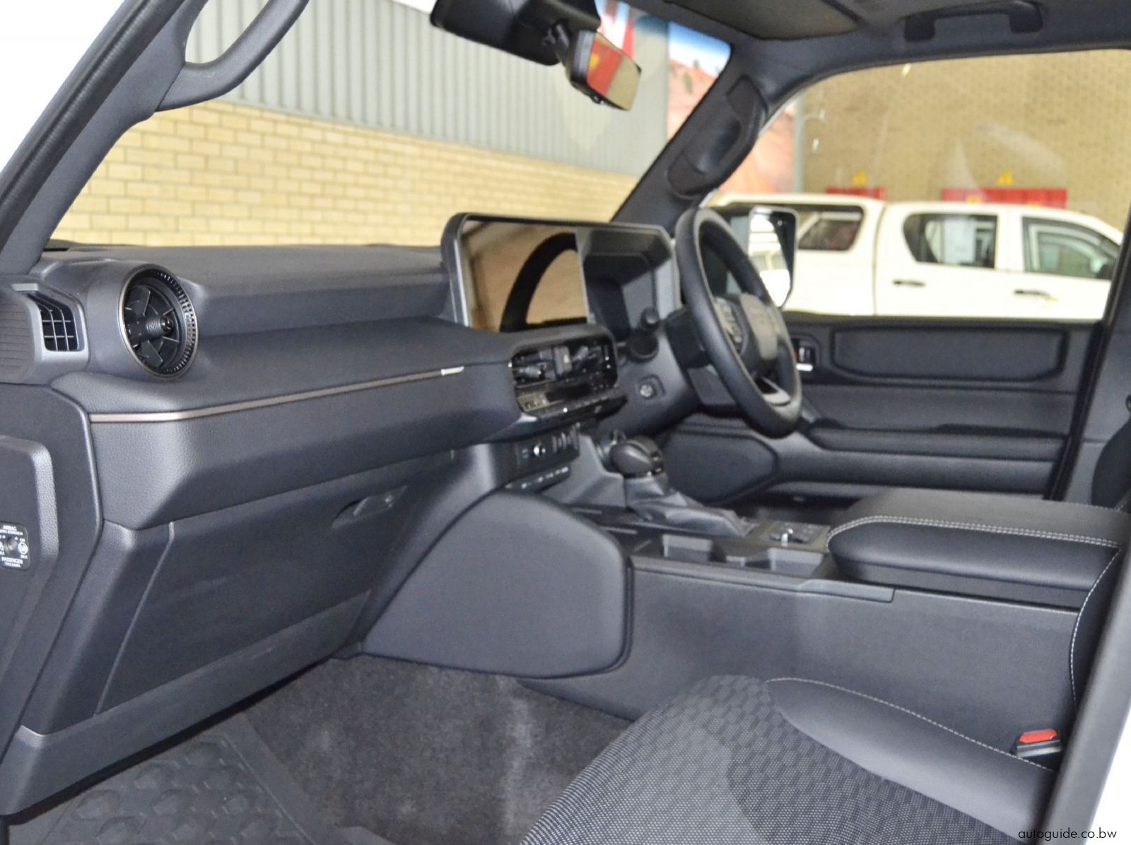 2025 Toyota Prado 2.8GD VX-R pictures