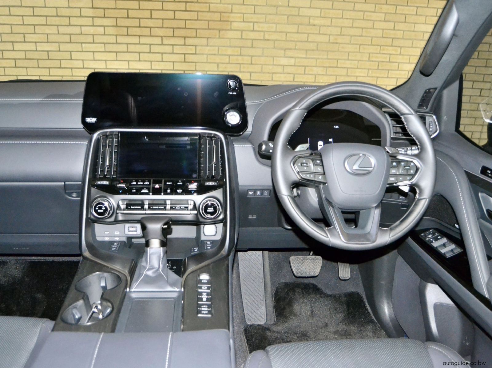 2025 Lexus LX500 D Overtrail pictures