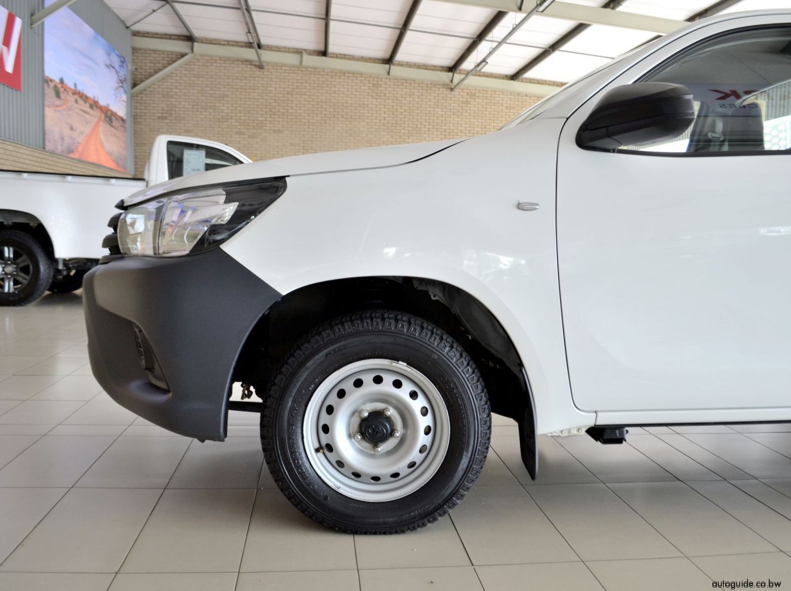 2025 Toyota Hilux LWB 2.4L pictures