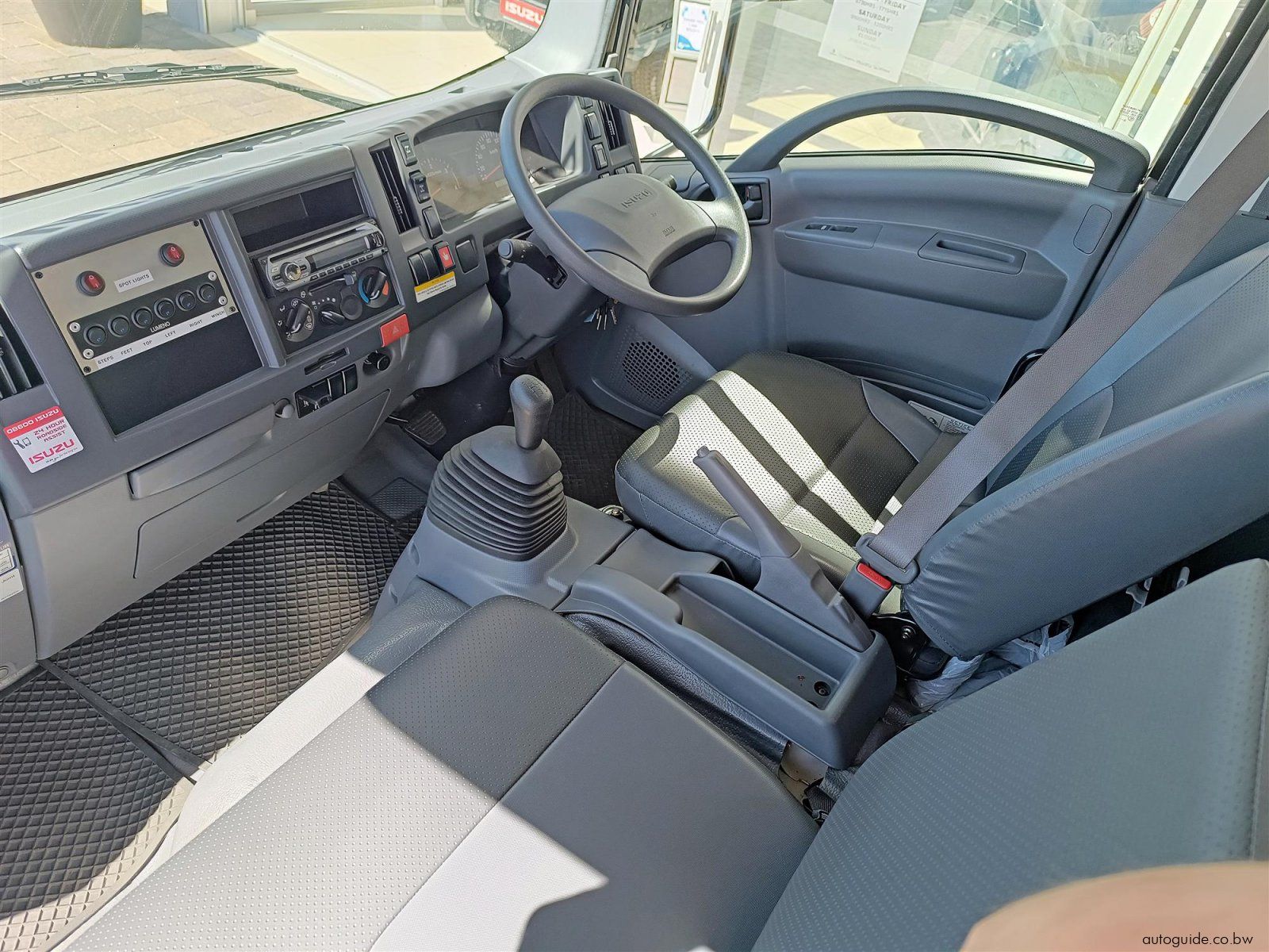 2025 Isuzu NPS 300 photo