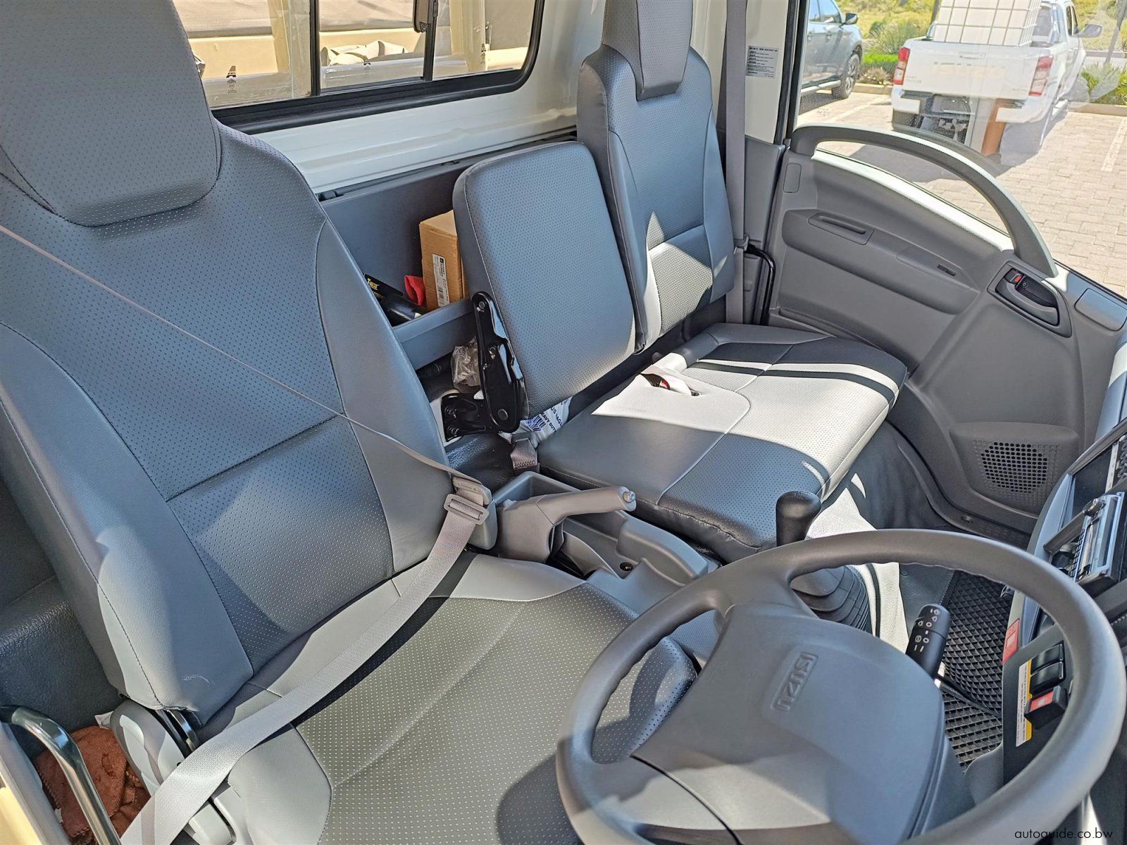 2025 Isuzu NPS 300 photo