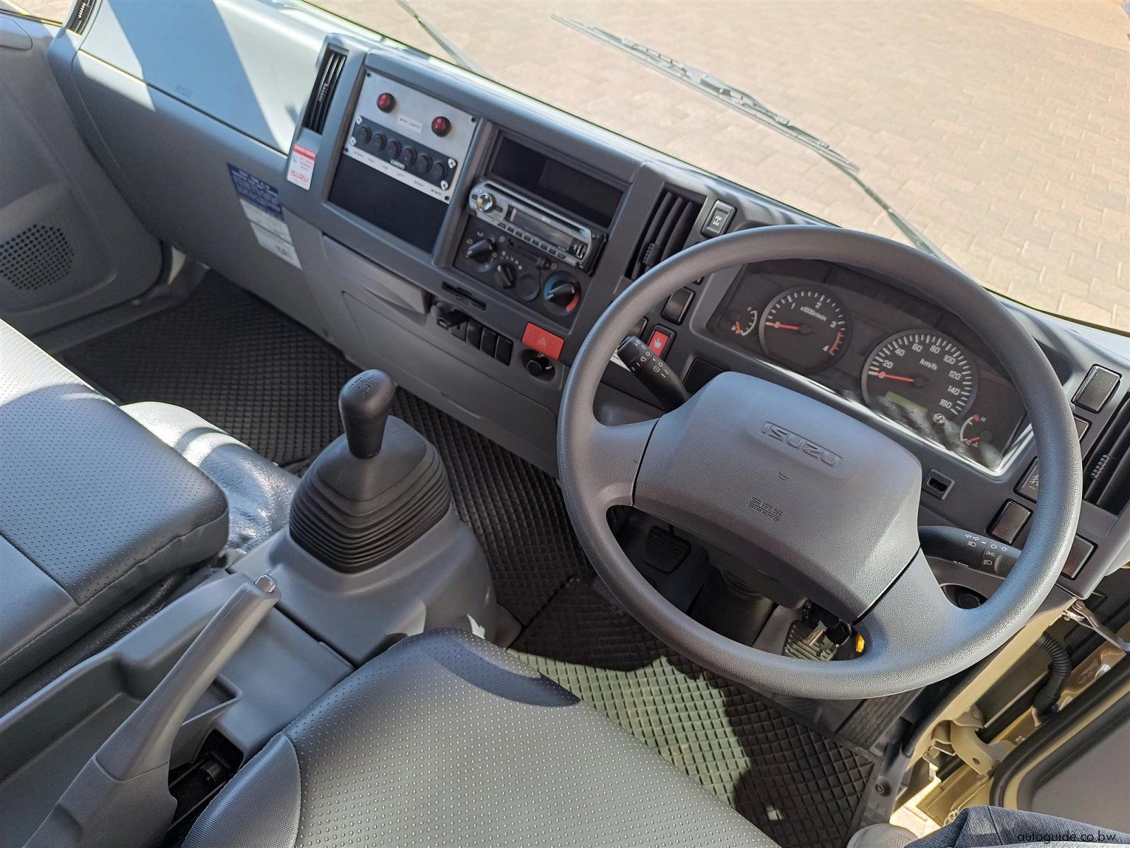 2025 Isuzu NPS 300 photo