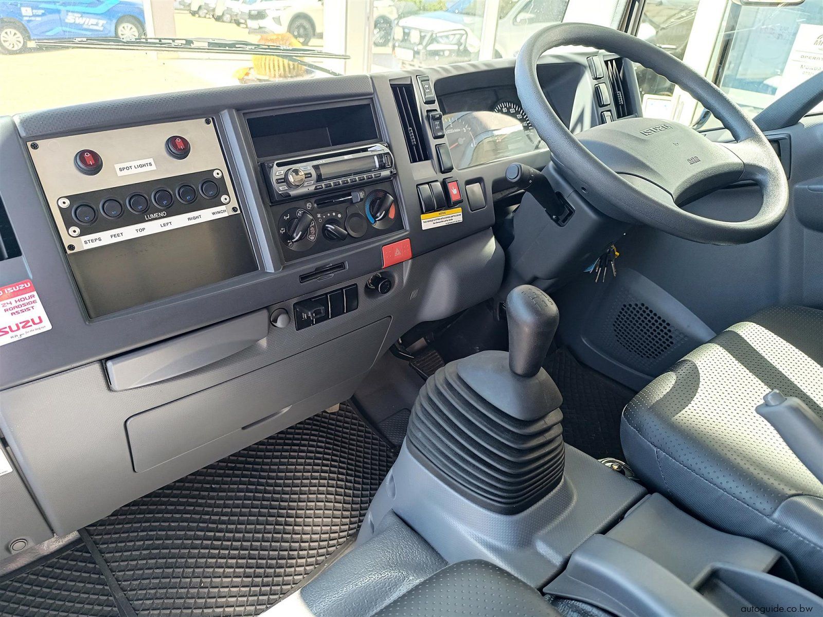 2025 Isuzu NPS 300 photo