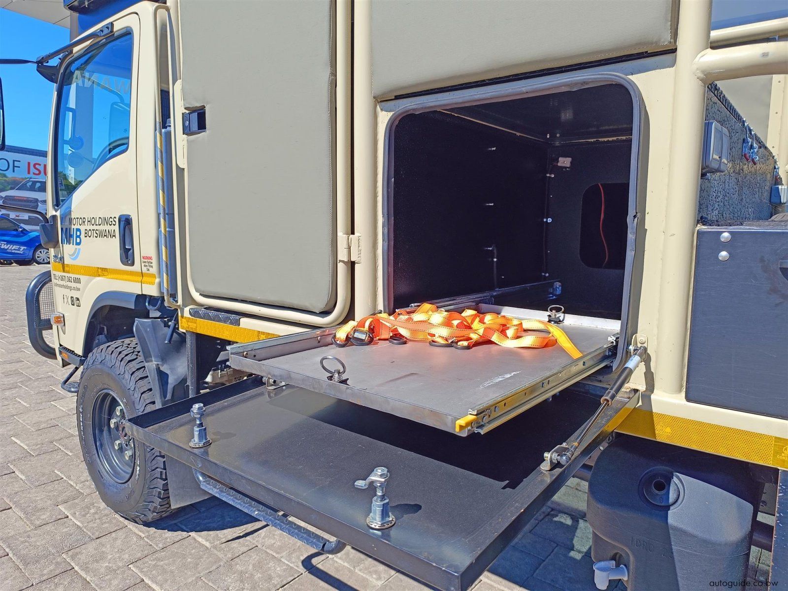 2025 Isuzu NPS 300 photo