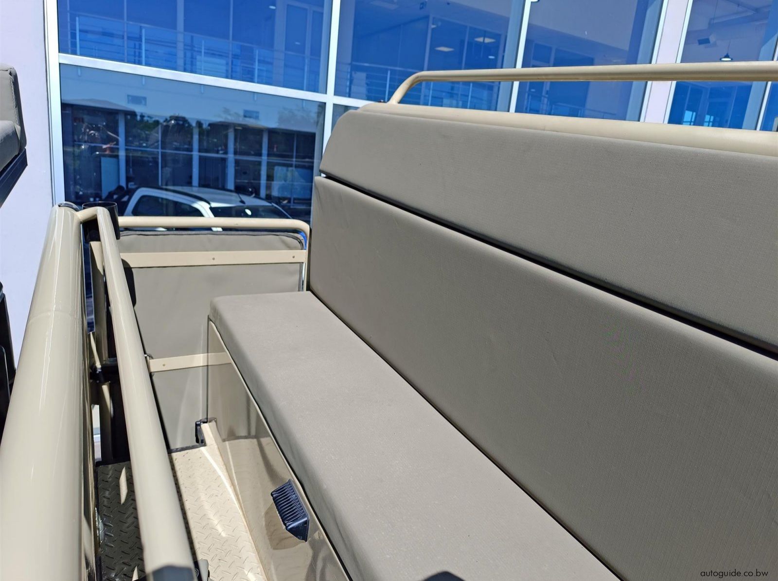 2025 Isuzu NPS 300 pictures