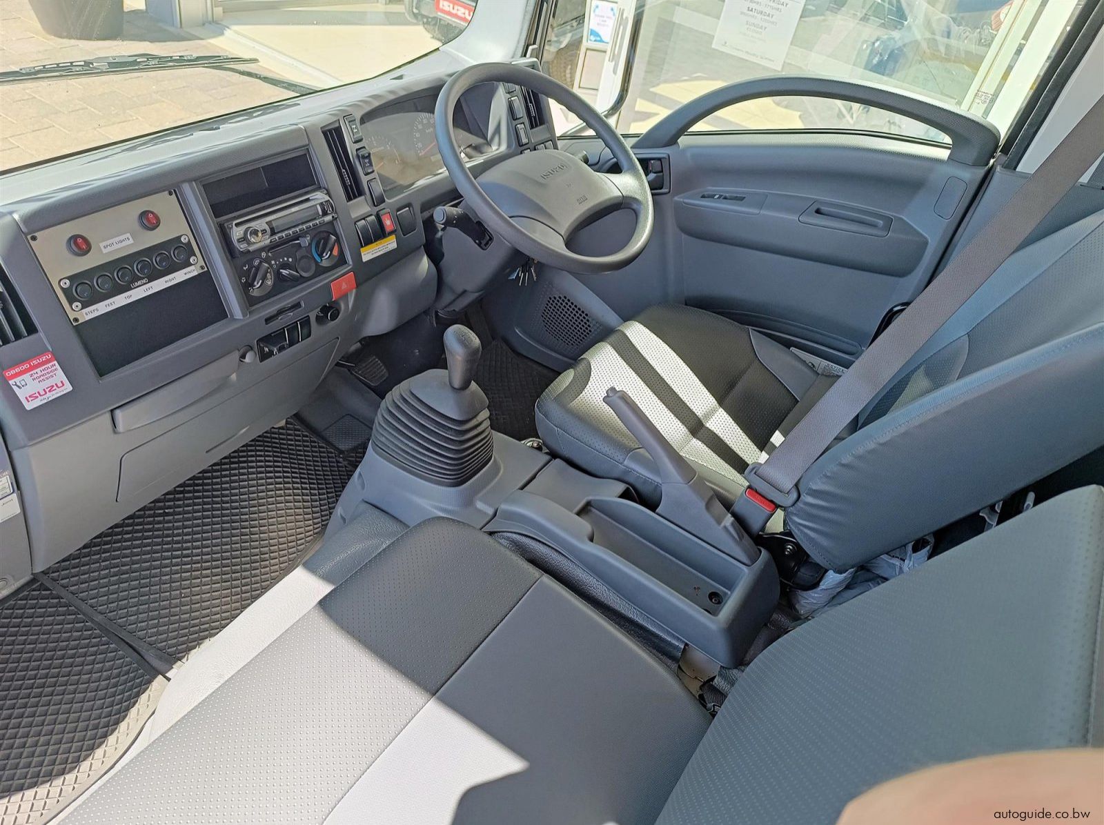 2025 Isuzu NPS 300 pictures