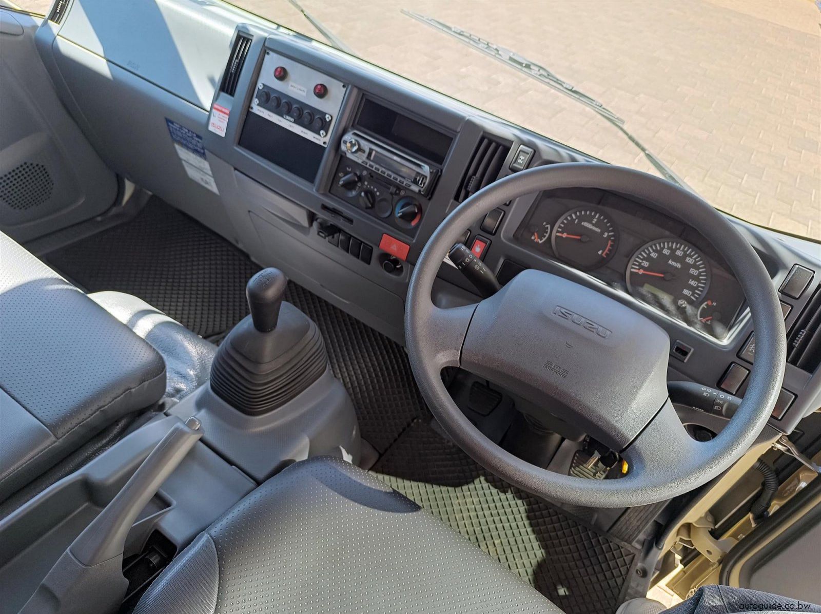 2025 Isuzu NPS 300 pictures