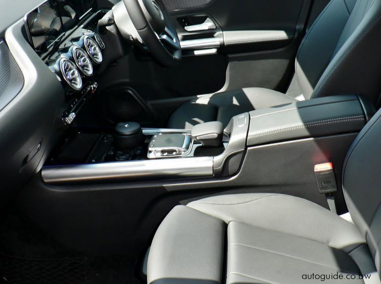 2019 Mercedes-Benz B200 pictures