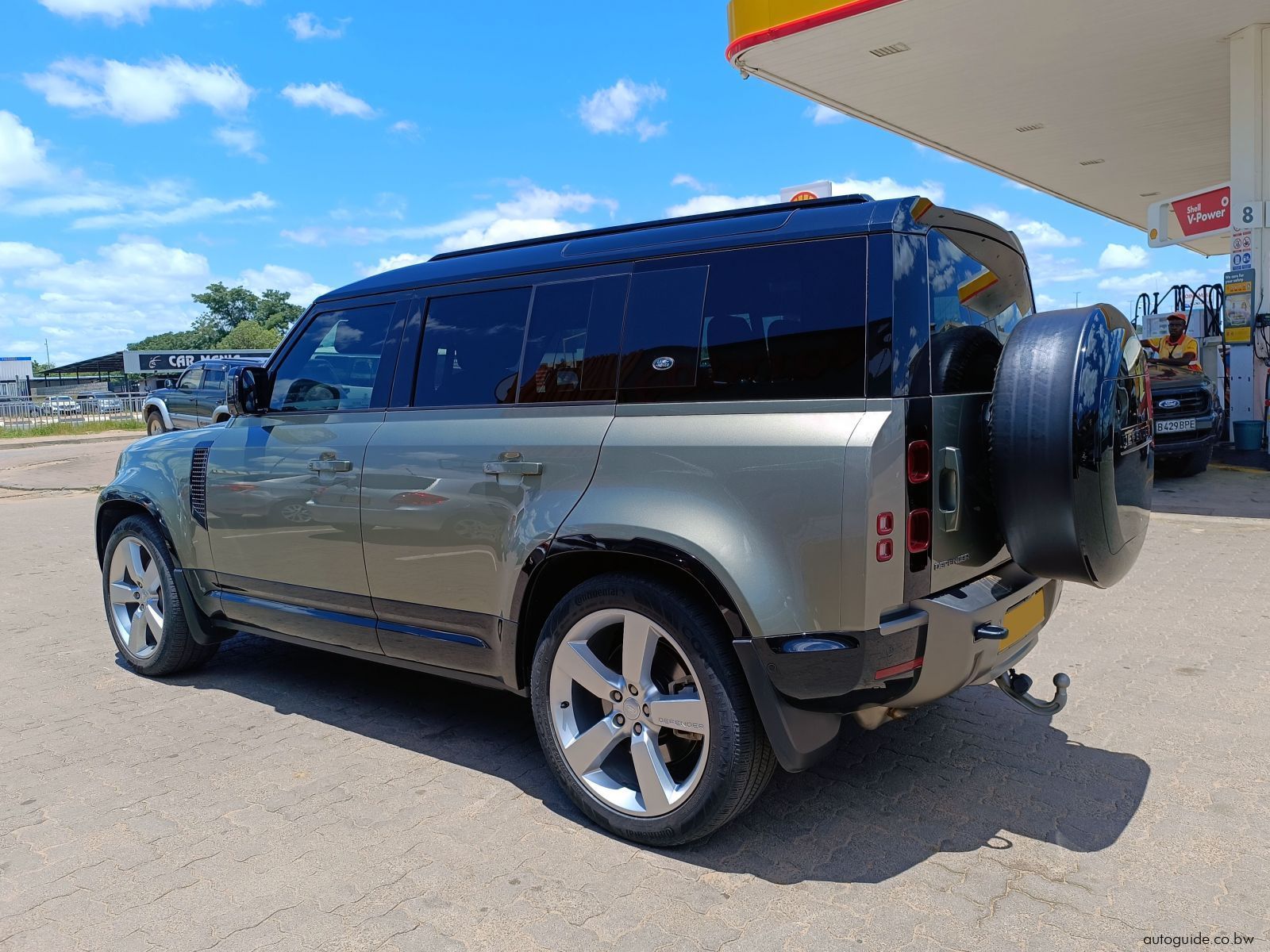 2023 Land Rover Defender D300 photo