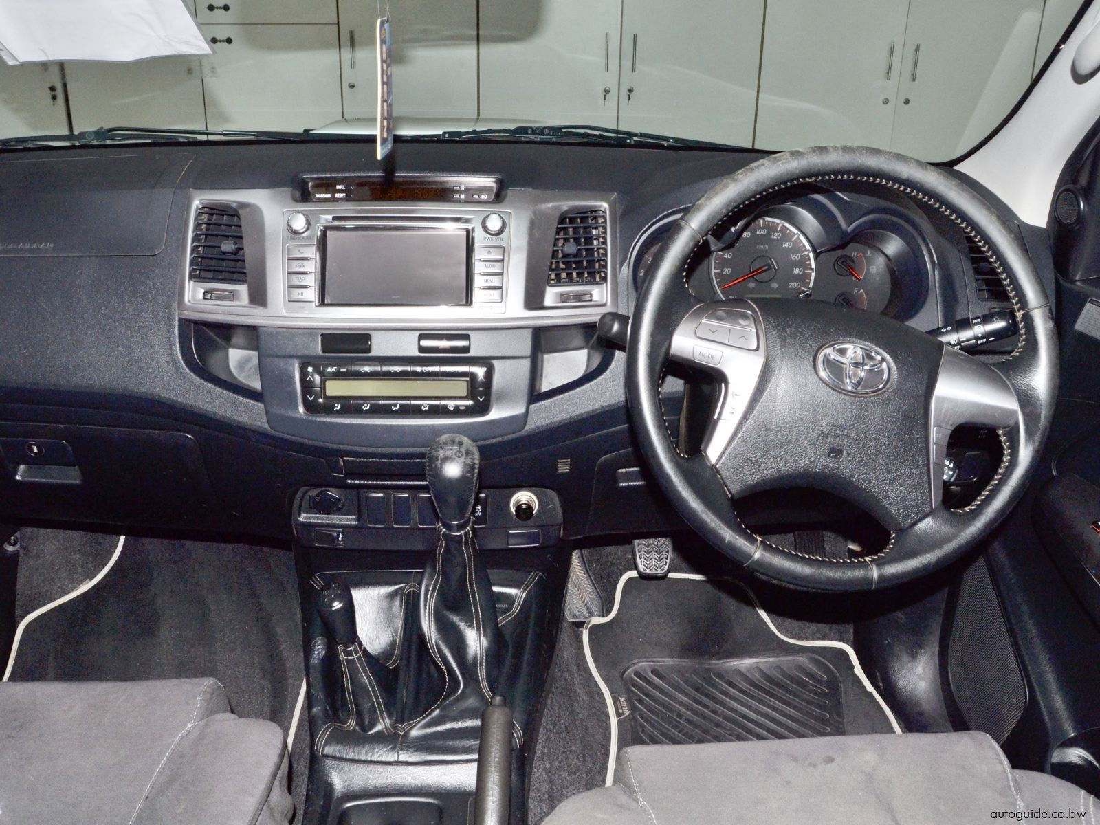 2015 Toyota Hilux Legend 45 D4D photo